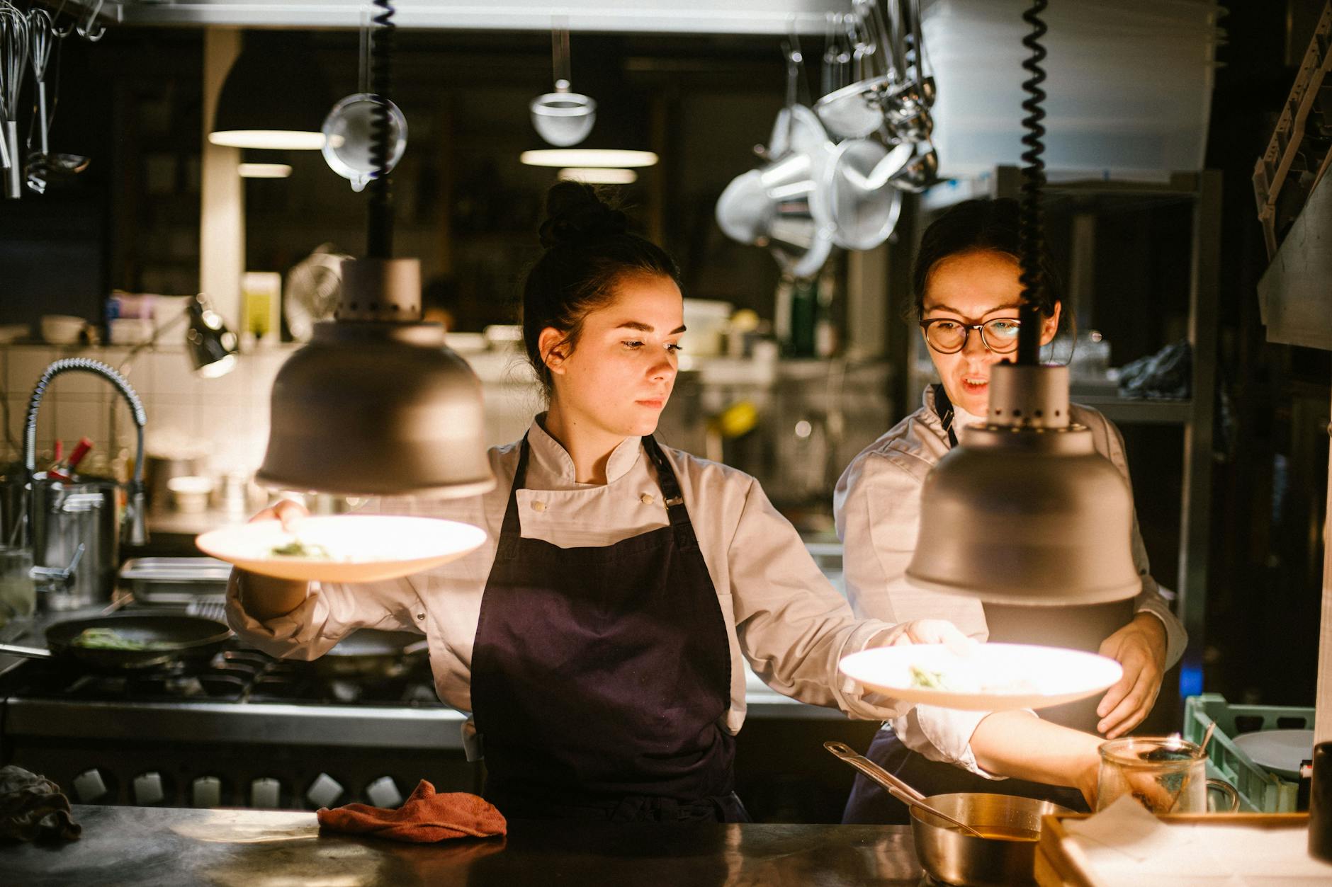 Frauenpower im Hallmann & Klee: Janine Woltaire (l.) und Rosa Beutelspacher.