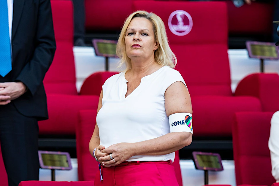 ARCHIV - Bundesinnenministerin Nancy Faeser (SPD) trägt in Katar eine Armbinde mit der Aufschrift "One Love".  