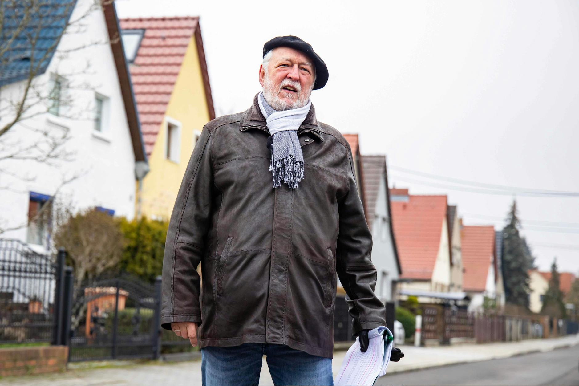 Wolfgang Brauer vom Heimatverein Marzahn-Hellersdorf vor den Siedlungshäusern in Biesdorf