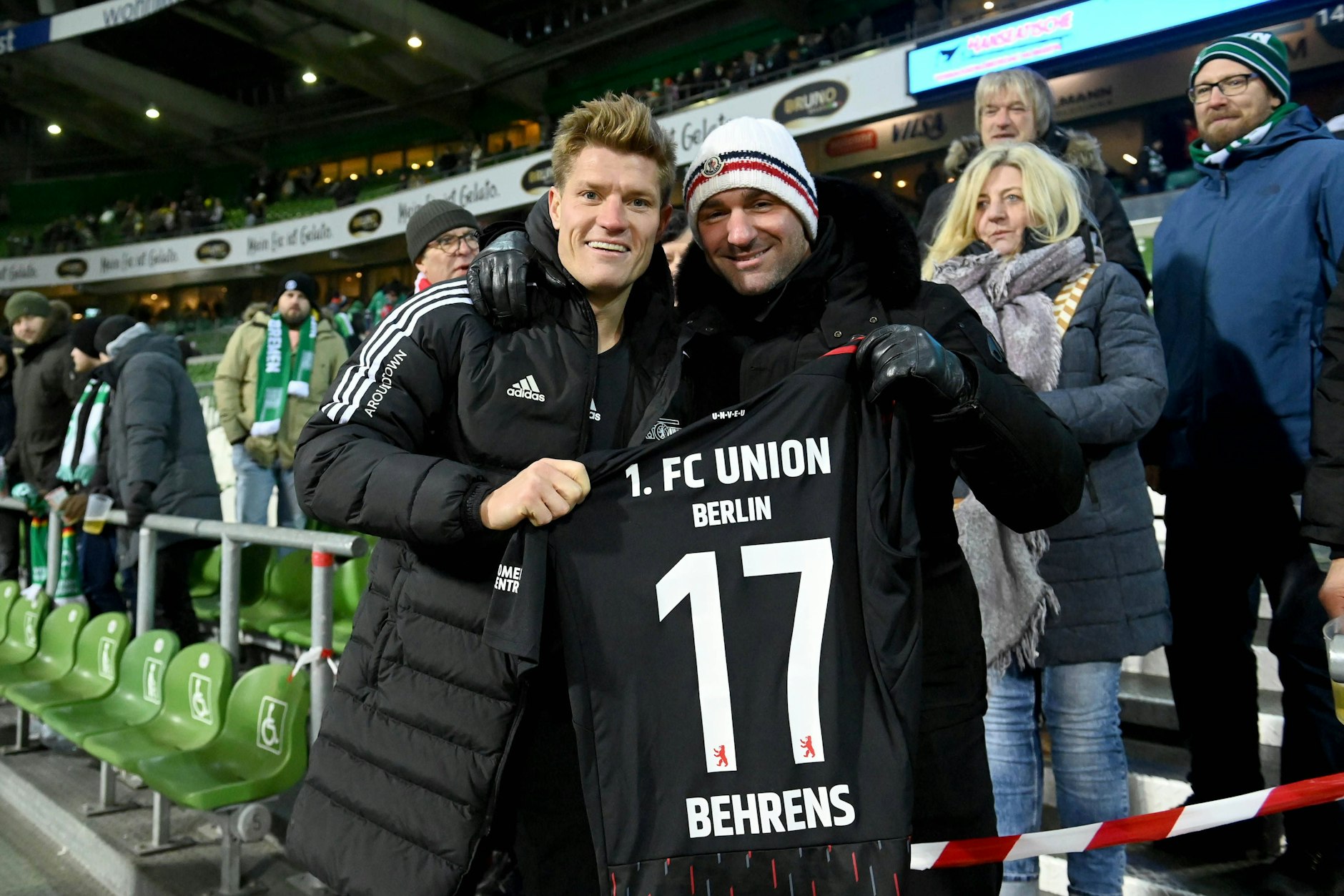 Kevin Behrens (l.), Siegtorschütze des 1. FC Union beim 2:1 in Bremen, schenkte sein Trikot seinem Trauzeugen Tobi.