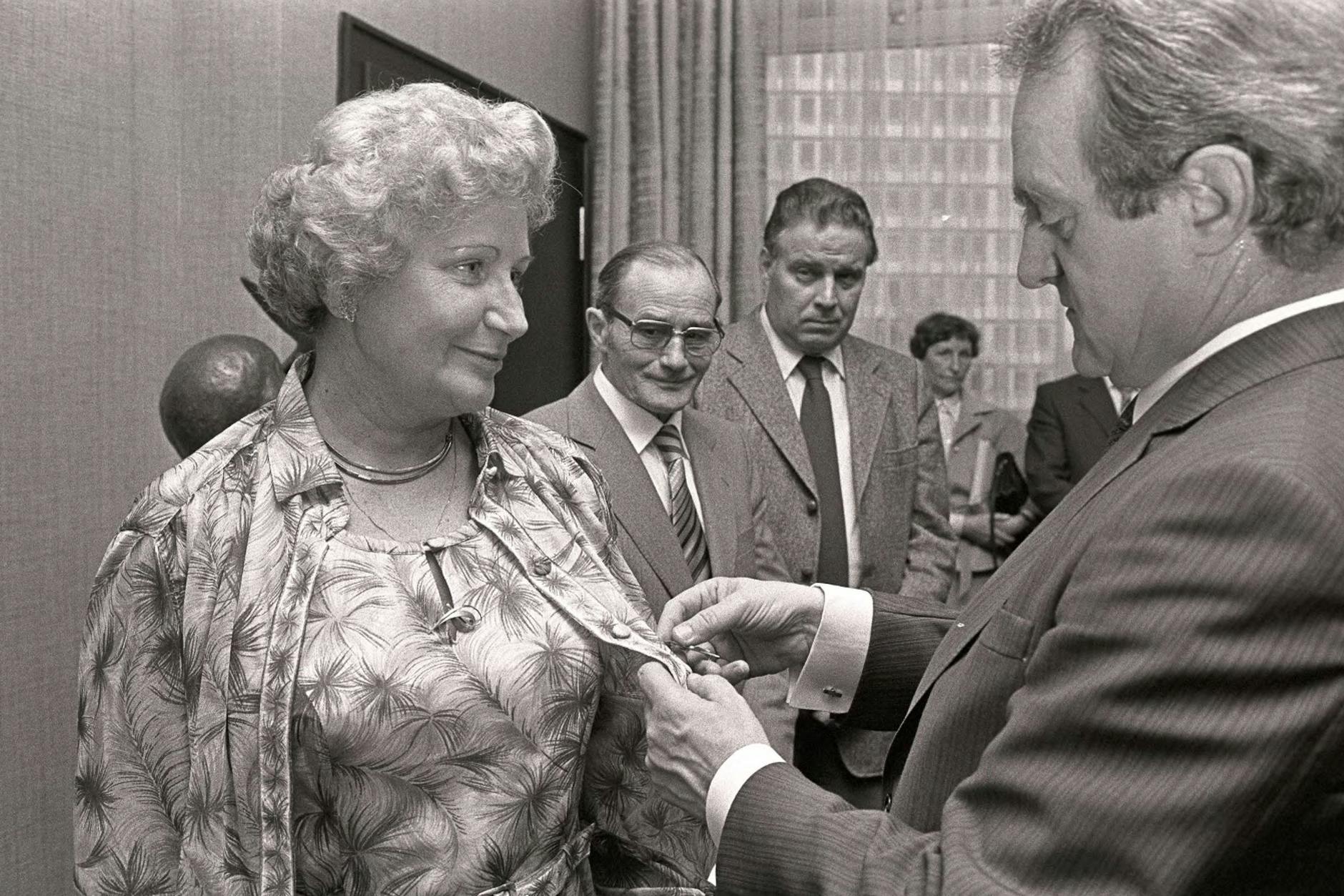 Der damalige Bundespräsident Johannes Rau überreicht Irmgard Kroymann im Jahr 1993 das Bundesverdienstkreuz.