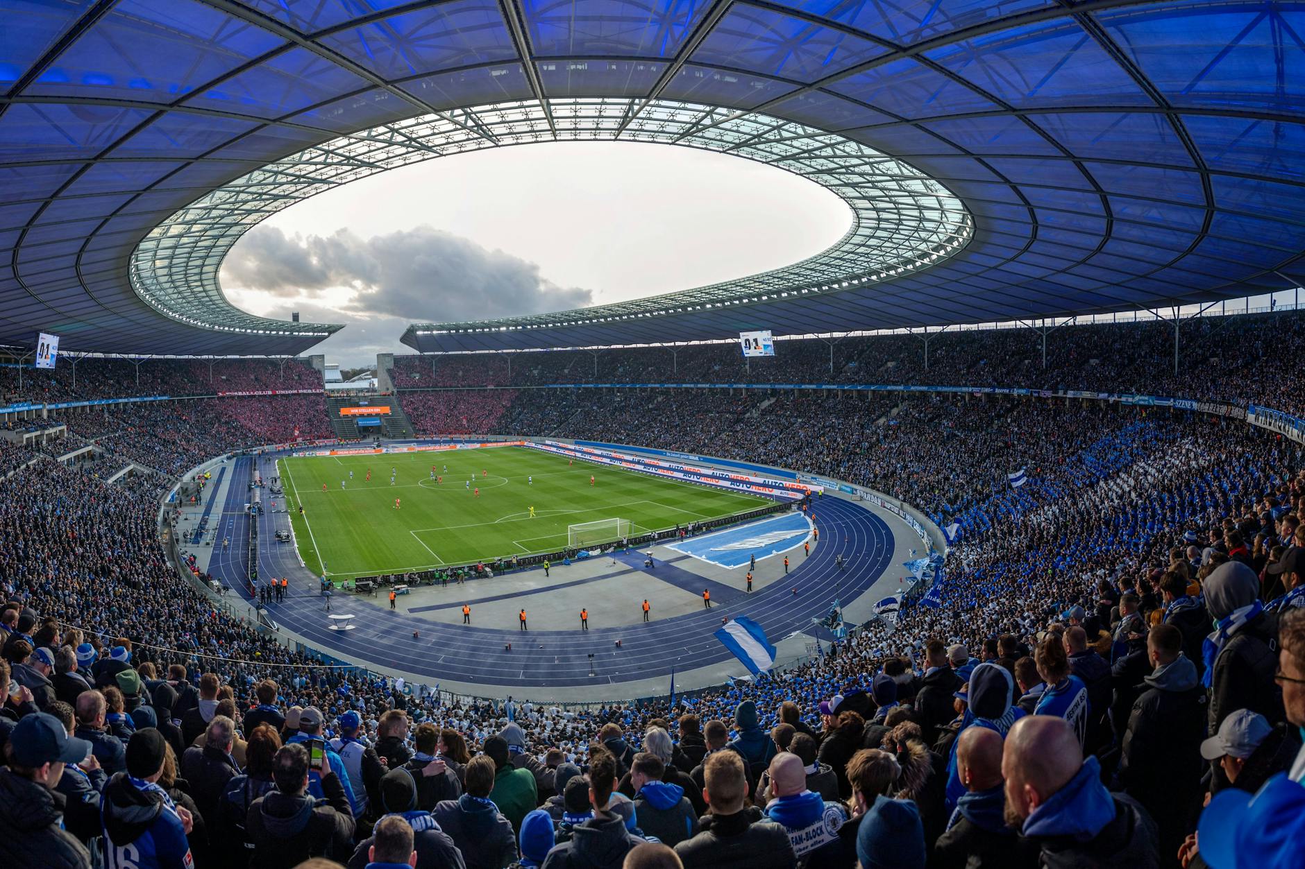 Volle Hütte garantiert! Das Derby im Olympiastadion zwischen Hertha BSC und dem 1. FC Union zieht die Massen an. Deswegen sollten die Fans ganz früh zur Arena kommen.
