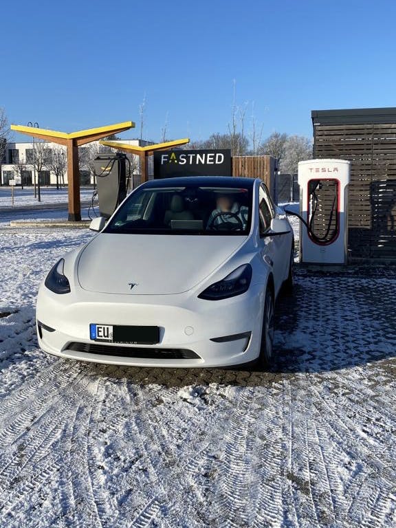 Ein Tesla Model Y an einer Ladestation.