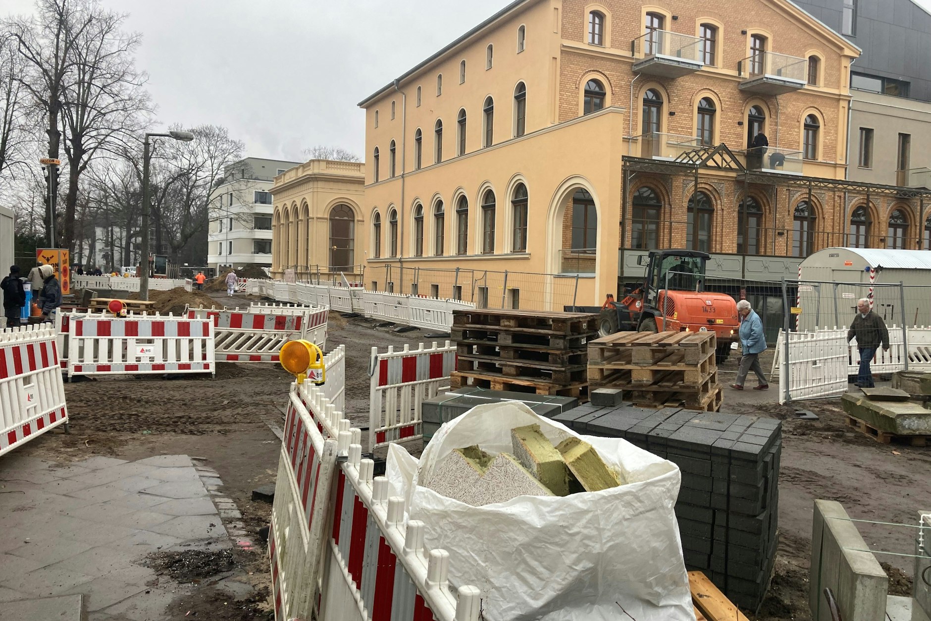 Auf der Baustelle bietet sich ein chaotisches Bild.