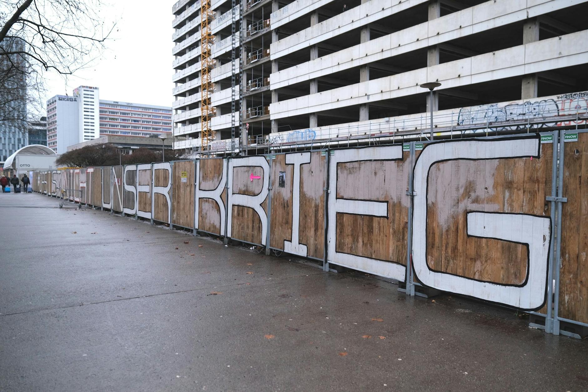 Hier einmal richtig groß: Die Parole auf einem Bauzaun beim Haus der Statistik