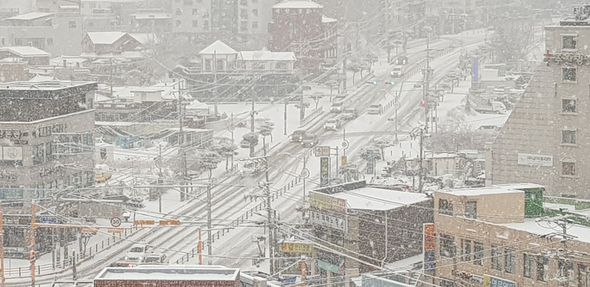 Autofahrer kämpfen sich durch schneebedeckte Straßen im südkoreanischen Seosan. Laut Wetterbehörden wird es im Großraum Seoul und einigen zentralen Teilen des Landes weiter schneien.