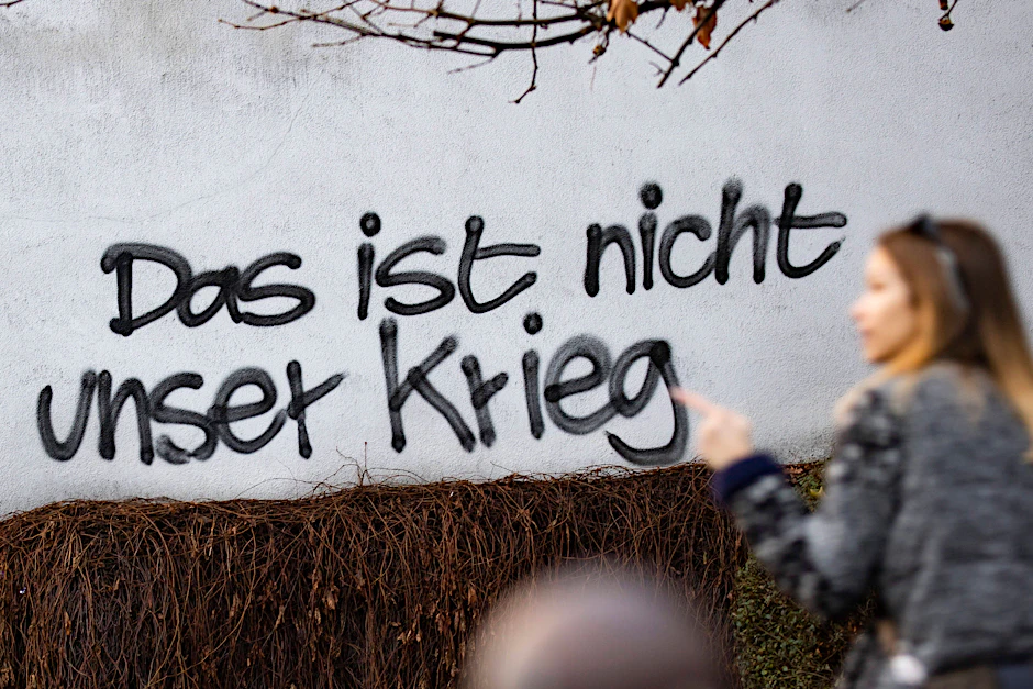 Immer eine klare Schrift, immer fehlerfrei: Die Parole findet sich an vielen Orten in Berlin.&nbsp; Und meistens an prominenter Stelle.