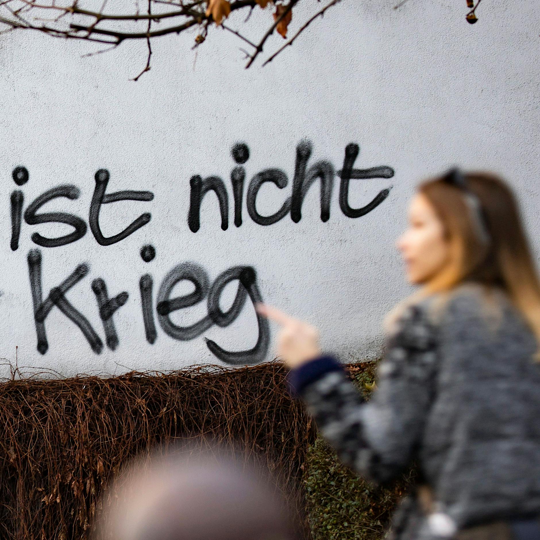 Mysteriöse Anti-Kriegs-Graffiti in ganz Berlin: Wer steckt dahinter?