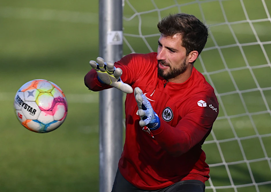 ARCHIV - Fehlte Frankfurt in Freiburg: Eintracht-Keeper Kevin Trapp.  