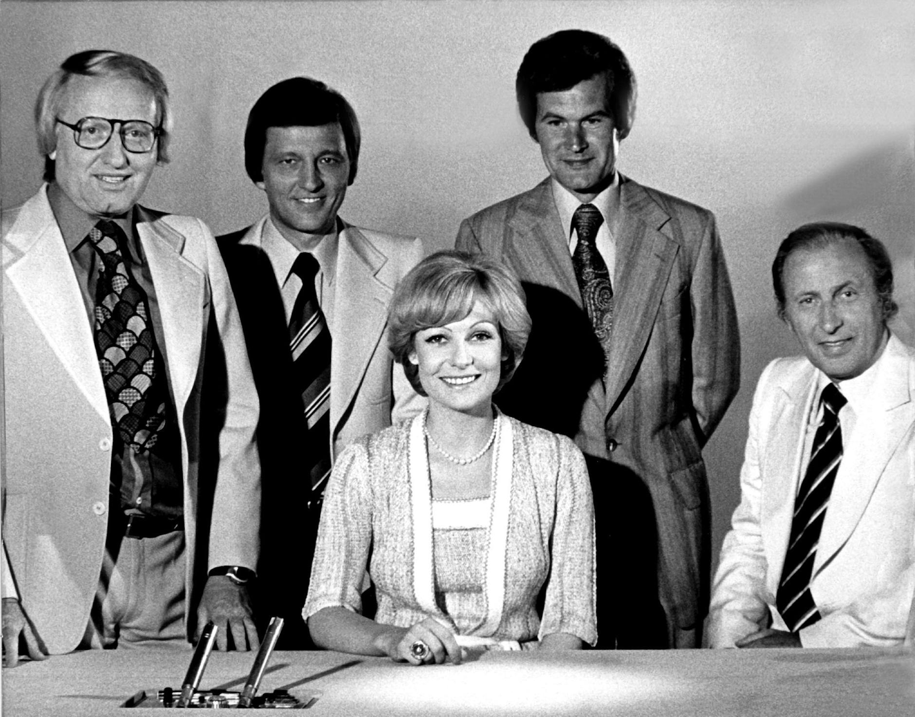 ARCHIV - Dagmar Berghoff 1976 im Kreise ihrer Kollegen, (l-r) Werner Veigel, Joachim Brauner, Wilhelm Wieben und Karl-Heinz Köpcke.