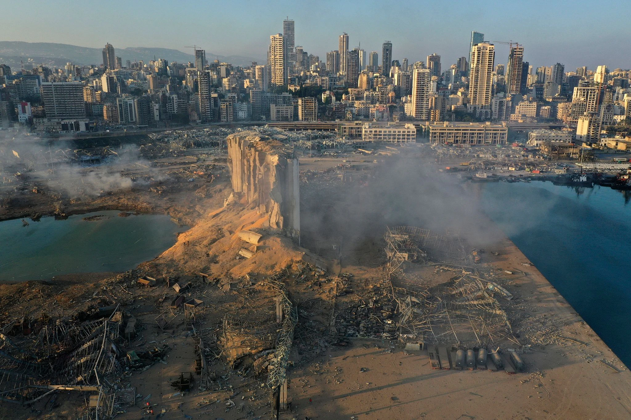 ARCHIV - Massive Zertörung: Das Bild zeigt die Folgen der Explosion im Hafen von Beirut.  