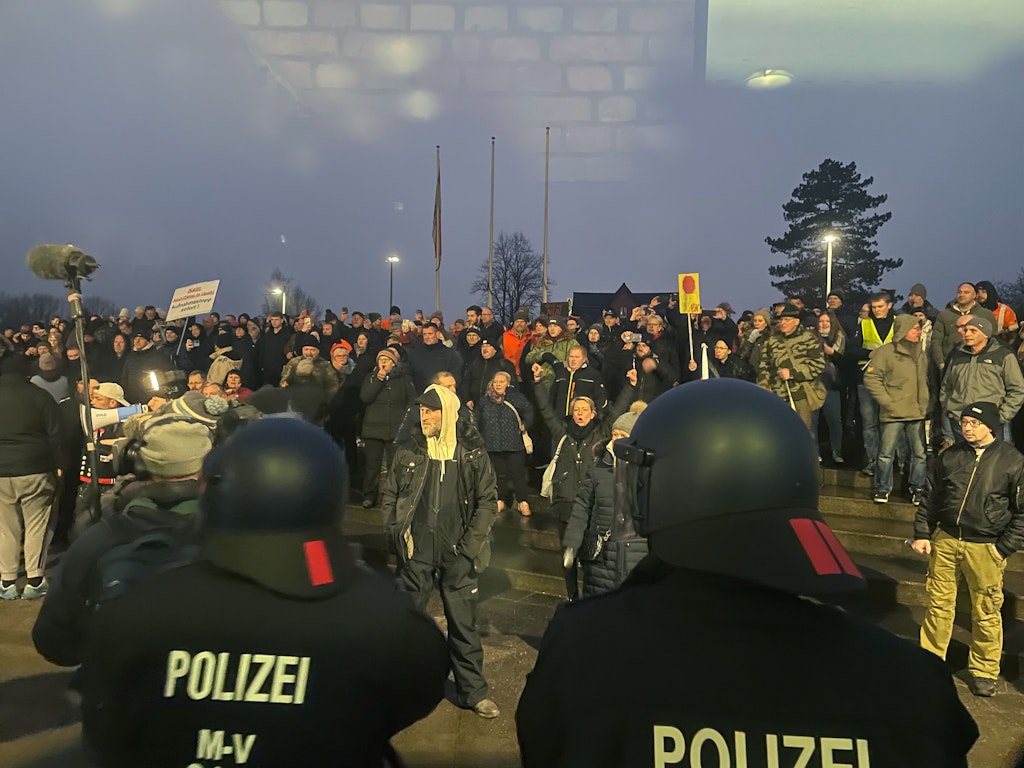 Mecklenburg-Vorpommern: Fackeln und Feuerwerk bei Protest gegen Flüchtlingsheim