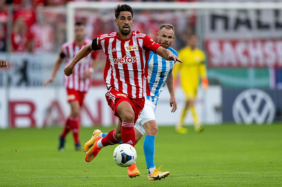 ARCHIV - Berlins Rani Khedira (l) kämpft um den Ball.  