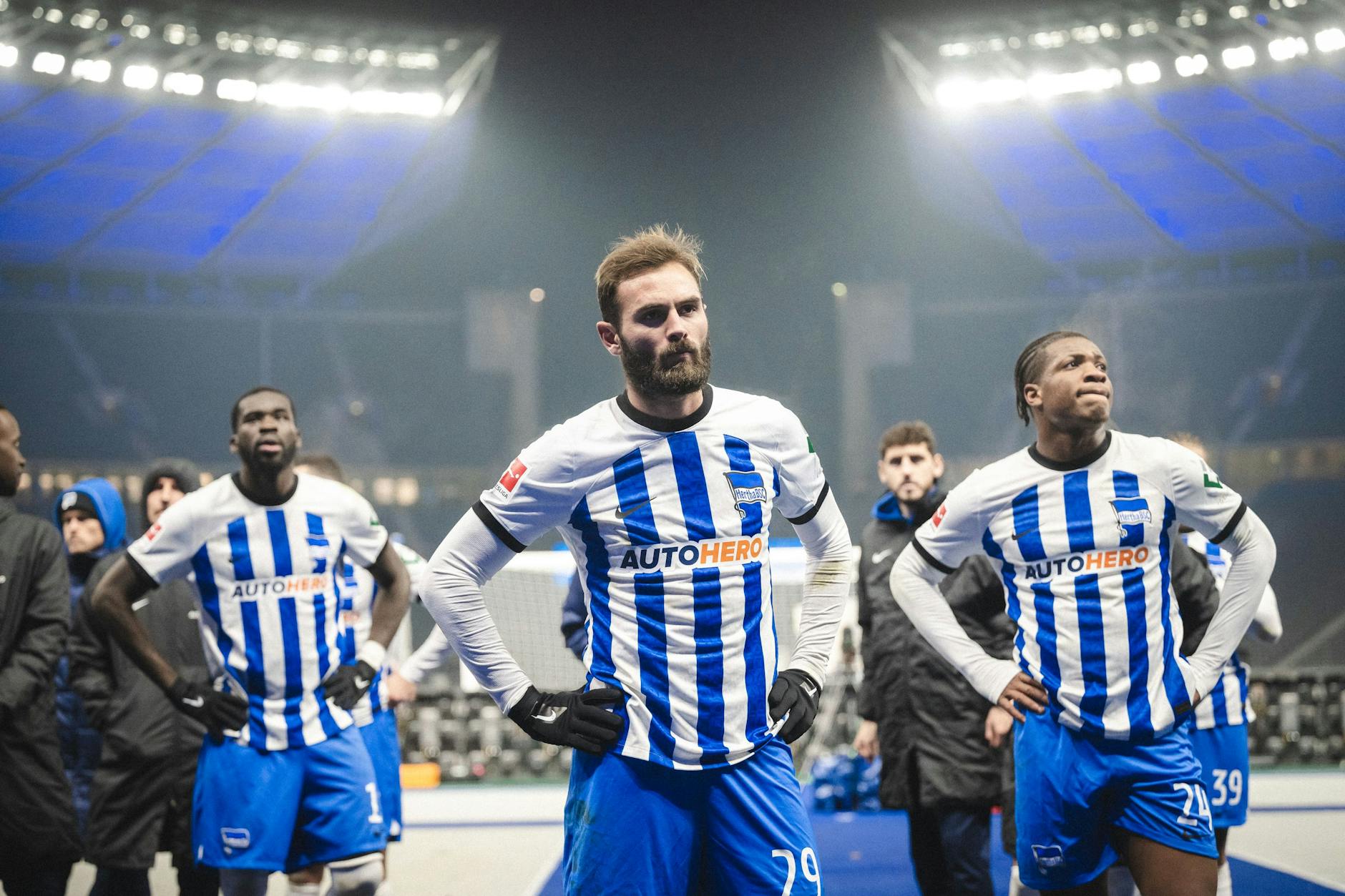 Ein Symbolfoto für die aktuelle Stimmungslage bei Hertha BSC: Wilfried Kanga (h.l.), Lucas Tousart (M.) und Jessic Ngankam (r.) nach dem 0:5 gegen Wolfsburg vor der Ostkurve.