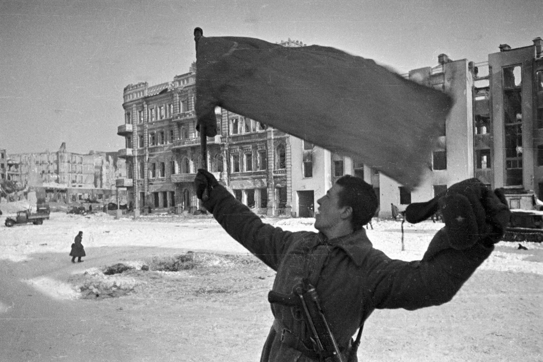 Ein Soldat hält eine wehende Fahne in Stalingrad, 1943.