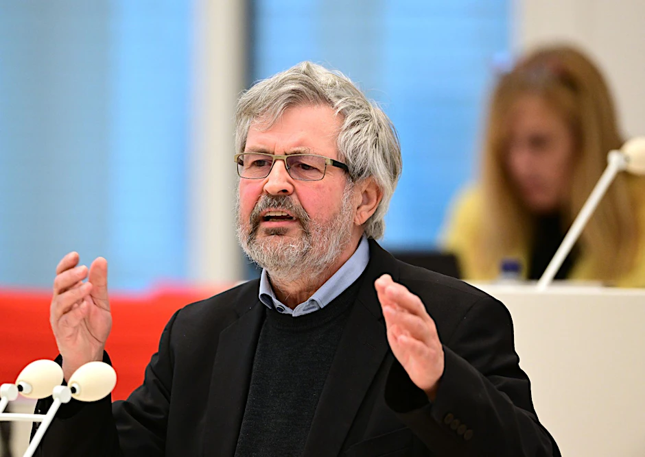 Axel Vogel (Bündnis 90/Die Grünen), Brandenburger Minister für Landwirtschaft, Umwelt und Klimaschutz, spricht während der Sitzung des Brandenburger Landtages in der auf Antrag der SPD-Fraktion angesetzten Aktuellen Stunde.  