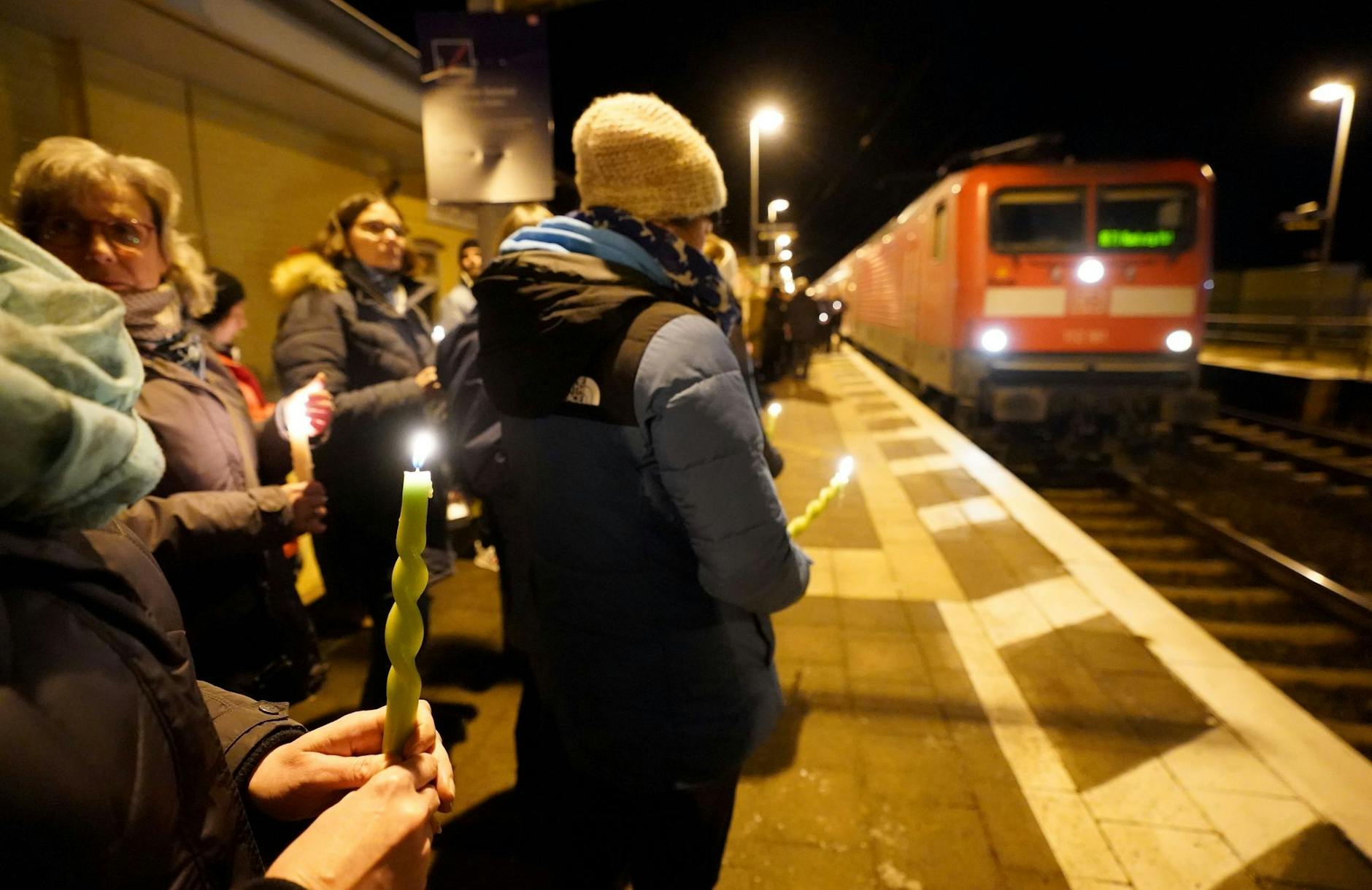 Einwohner der Kleinstadt Brokstedt gedenken am Abend der Opfer der Messerattacke auf dem Bahnsteig im Bahnhof von Brokstedt.