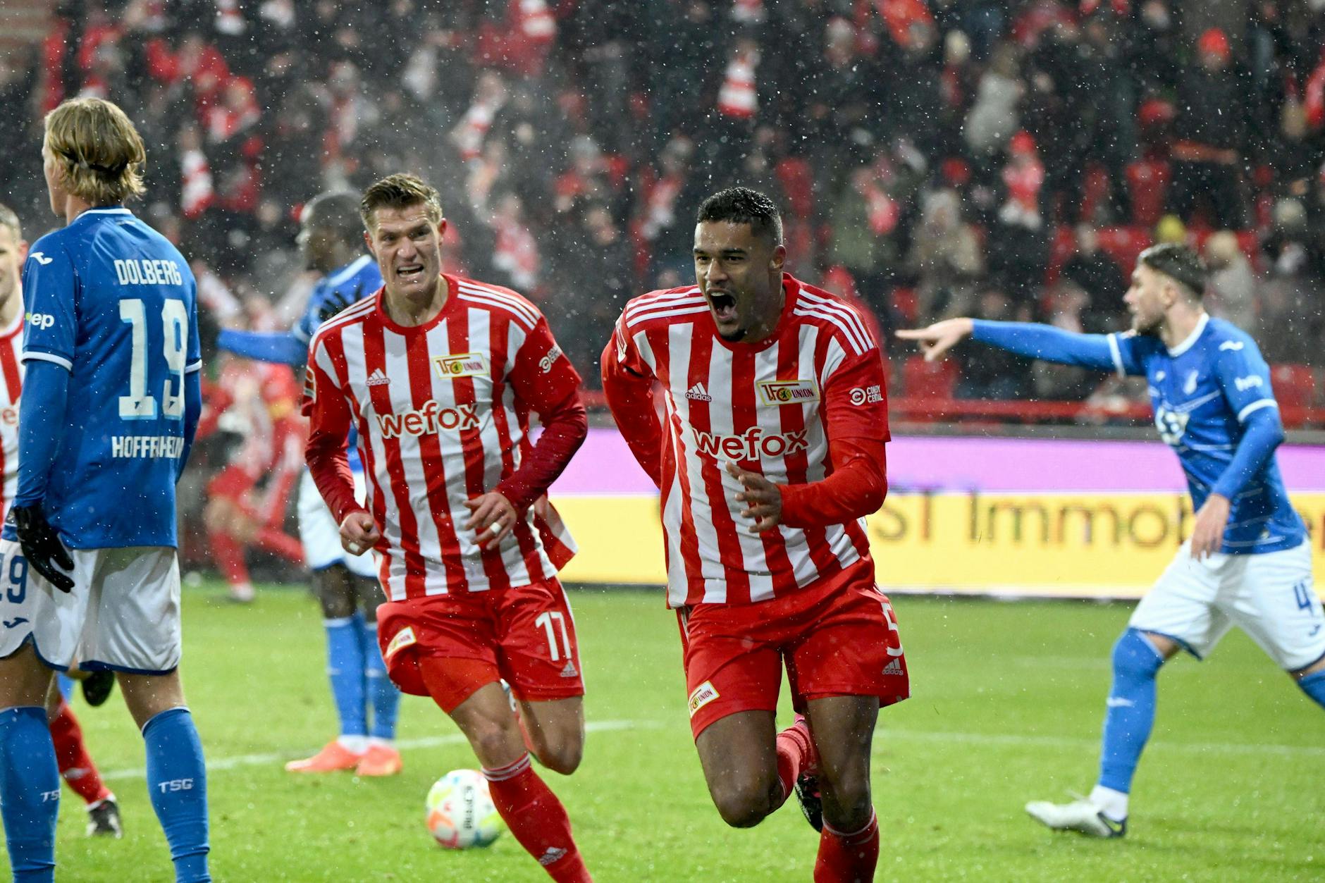 Danilho Doekhi (2.v.r.) ist bei Standards im gegnerischen Strafraum immer gefährlich.