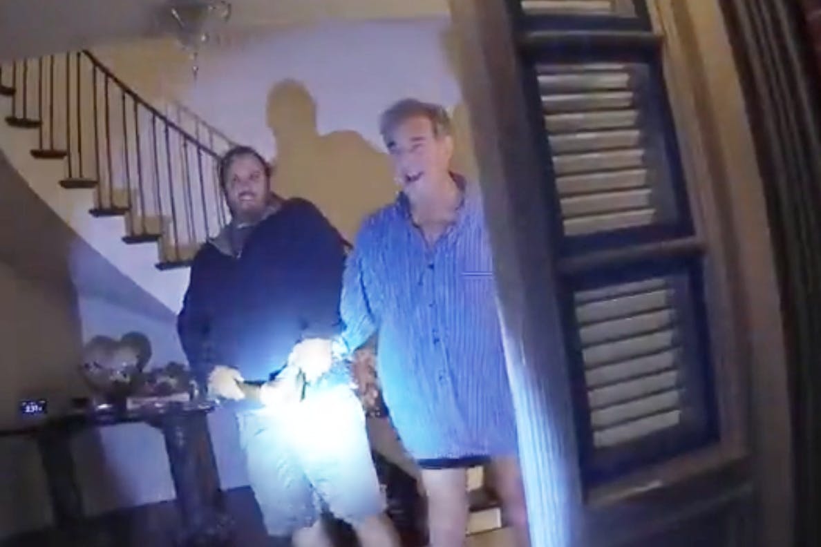 Das Video zeigt, wie der Eindringling vor den Augen von Polizisten einen Hammer an sich reißt, um auf Pelosi einzuschlagen.