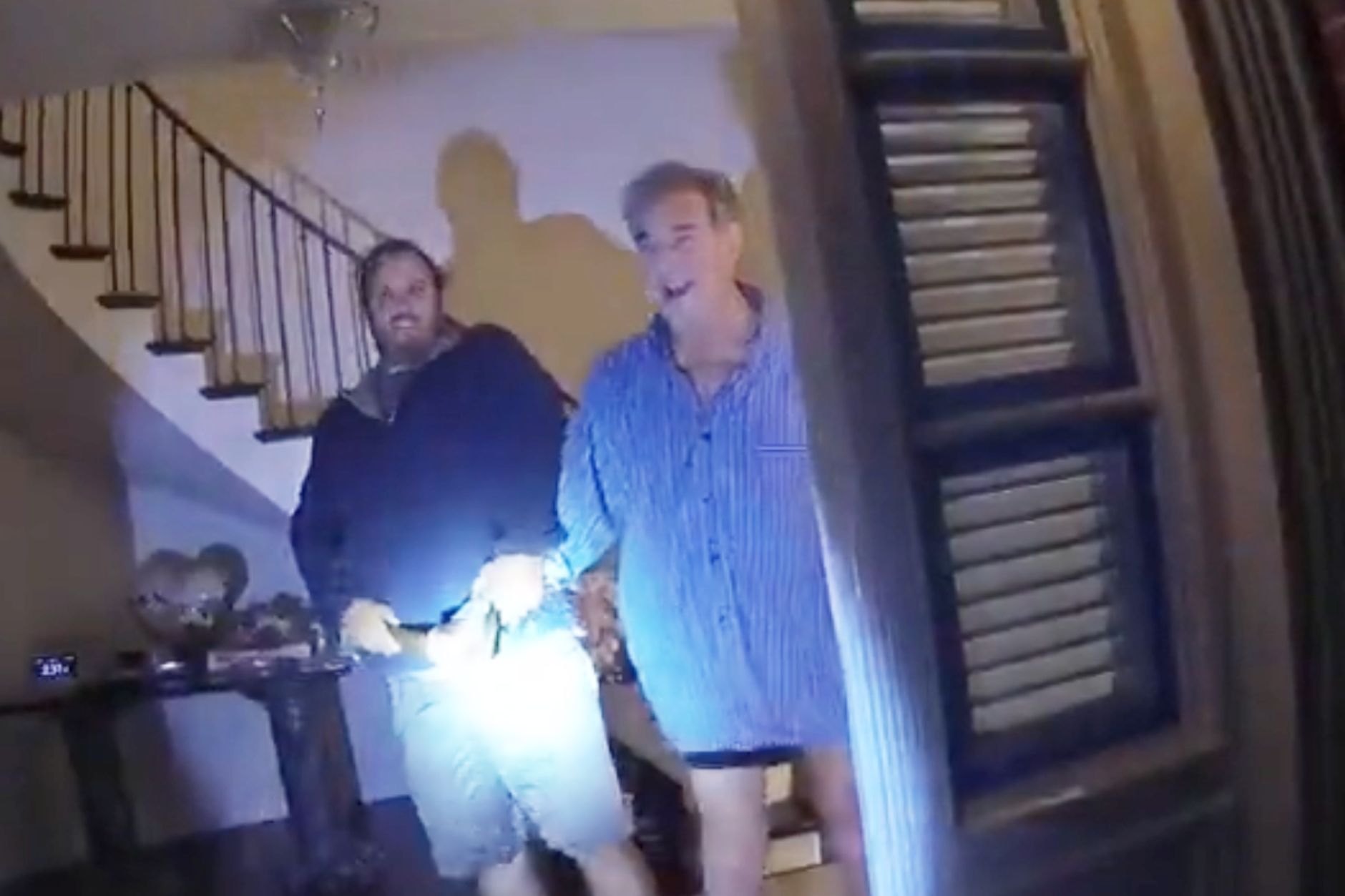 Das Video zeigt, wie der Eindringling vor den Augen von Polizisten einen Hammer an sich reißt, um auf Pelosi einzuschlagen.