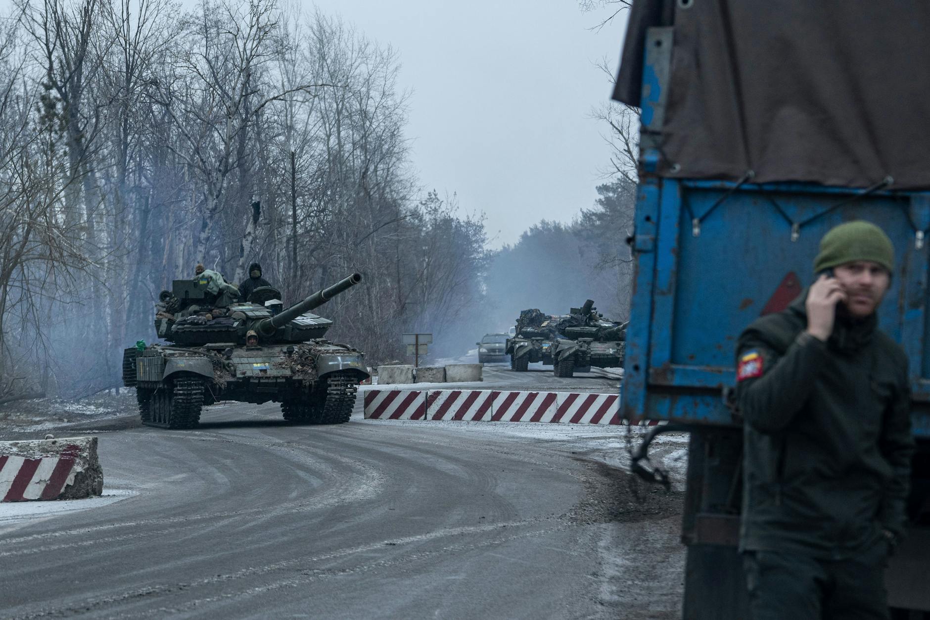 Ukrainische Panzer rollen in Richtung Frontlinie in der Region Donezk.