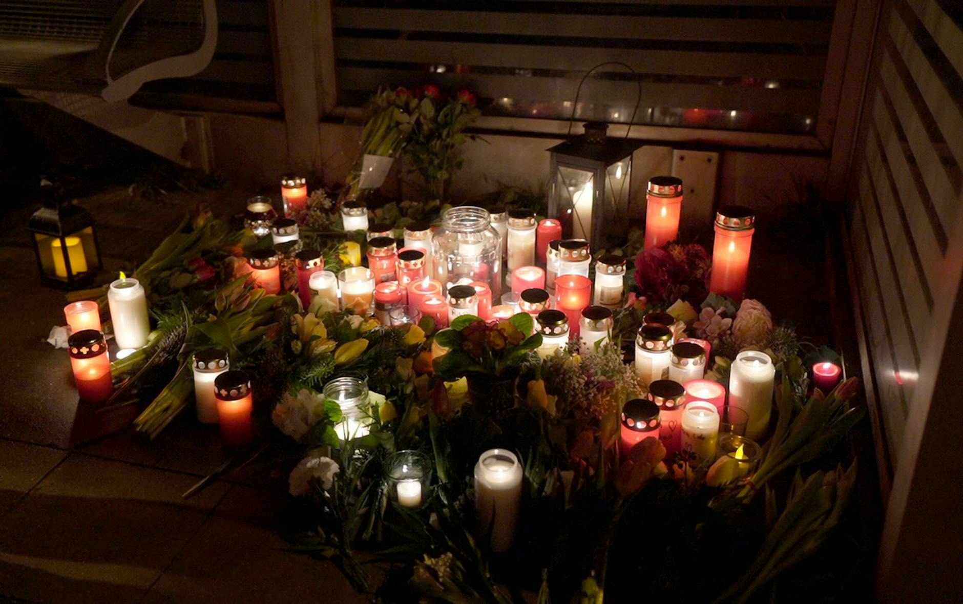 Einwohner von Brokstedt haben Blumen und Kerzen am Tatort der Messerattacke abgelegt. Bei dem Angriff wurden eine 17-Jährige und ein 19-Jähriger getötet.