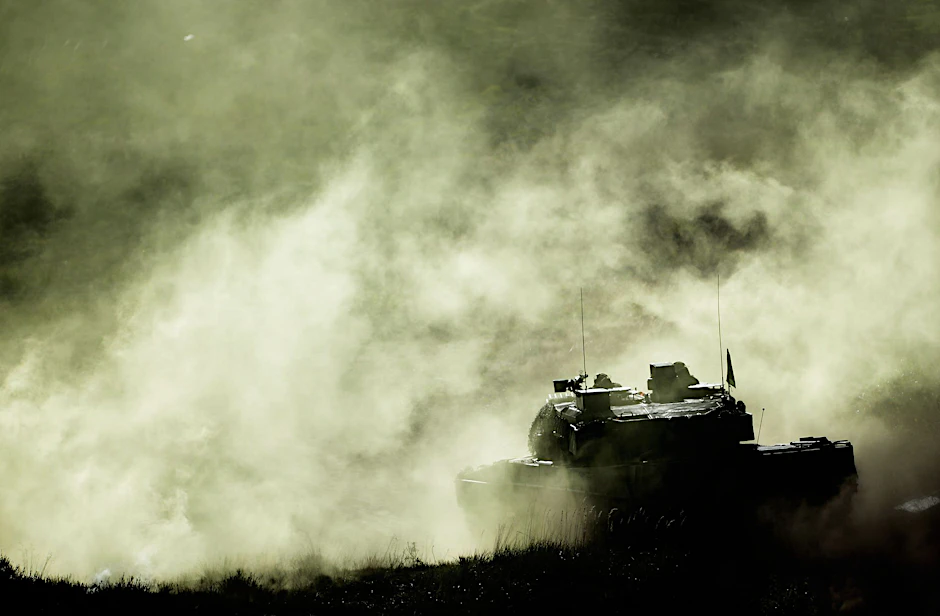 Ein Kampfpanzer Leopard 2 während einer Bundeswehrübung.