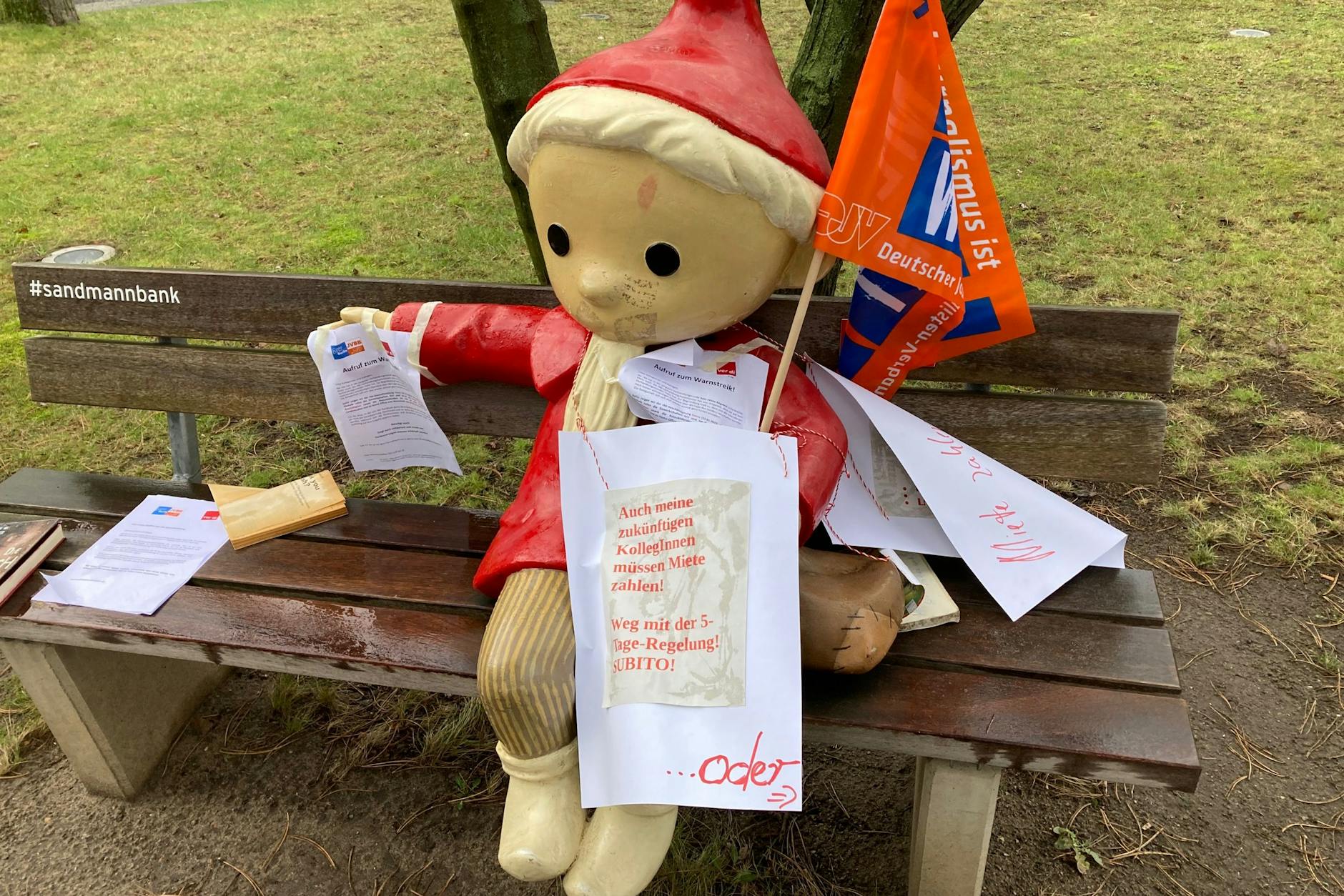 Auch das Sandmännchen wurde mit den Forderungen der Belegschaft ausgestattet.