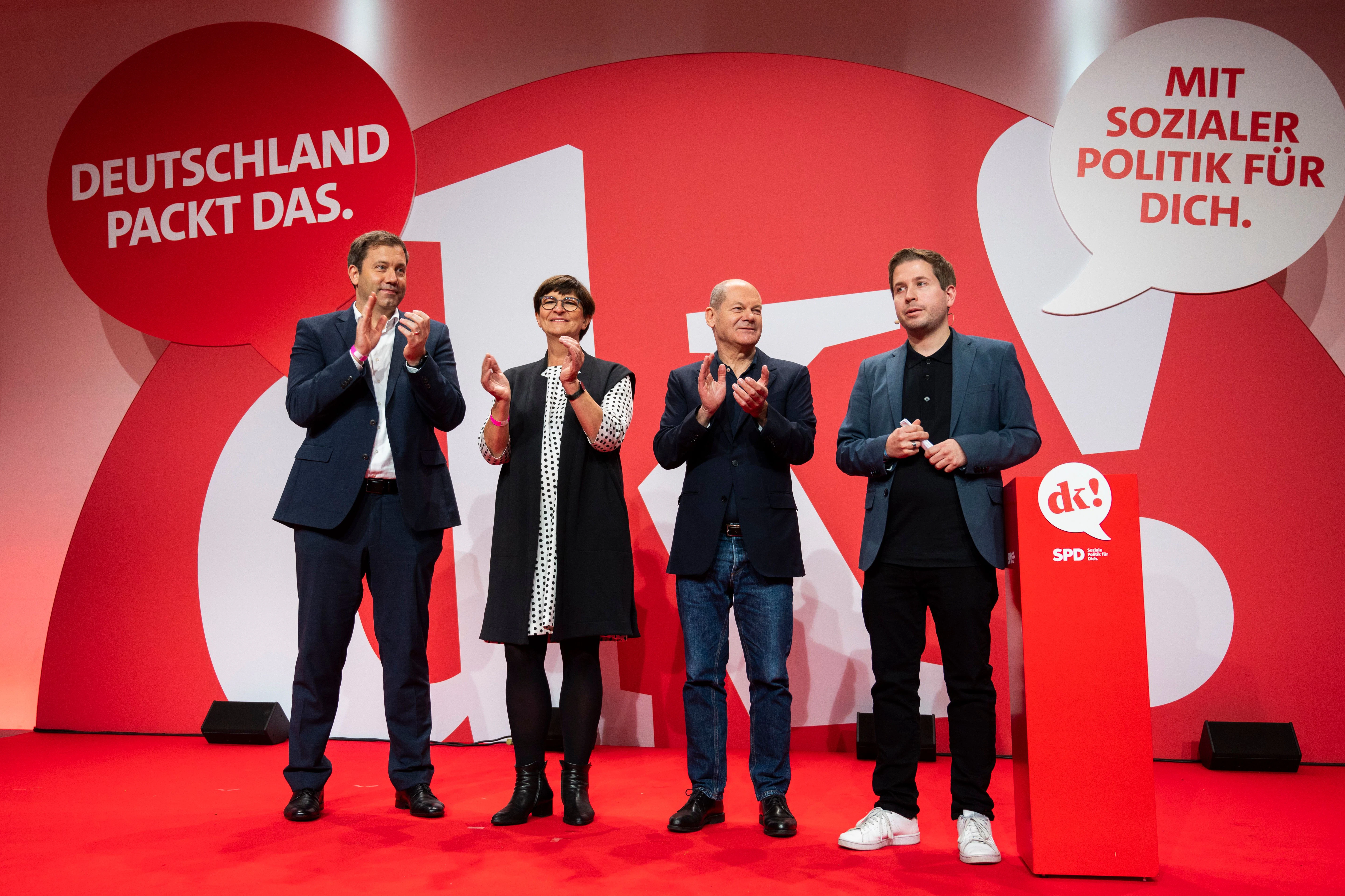 Die Bundesvorsitzenden Lars Klingbeil und Saskia Esken, Bundeskanzler Olaf Scholz und Generalsekretär Kevin Kühnert