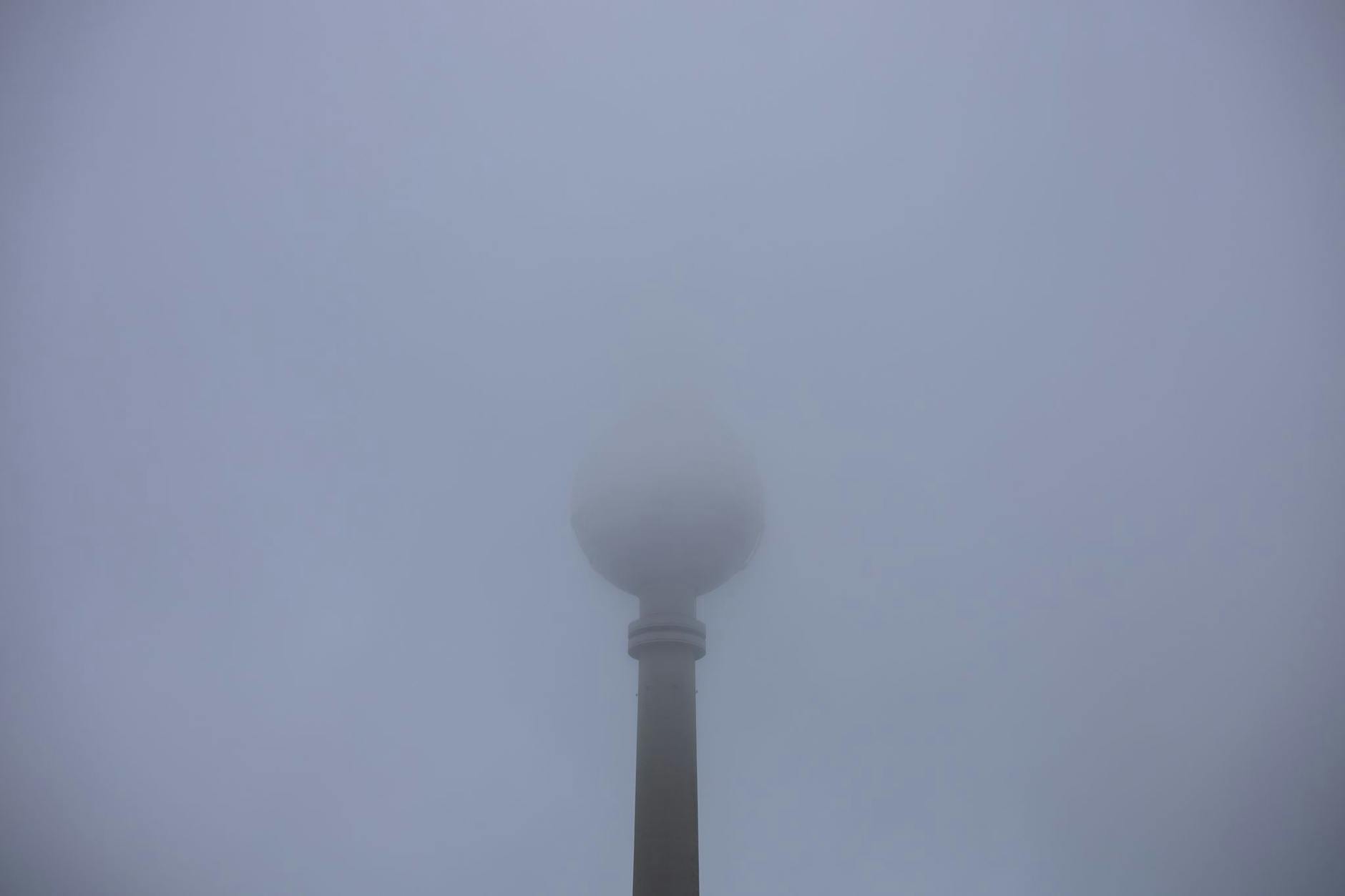 Nicht ganz zu sehen: Tiefhängende Wolken verdecken die Spitze des Berliner Fernsehturms.