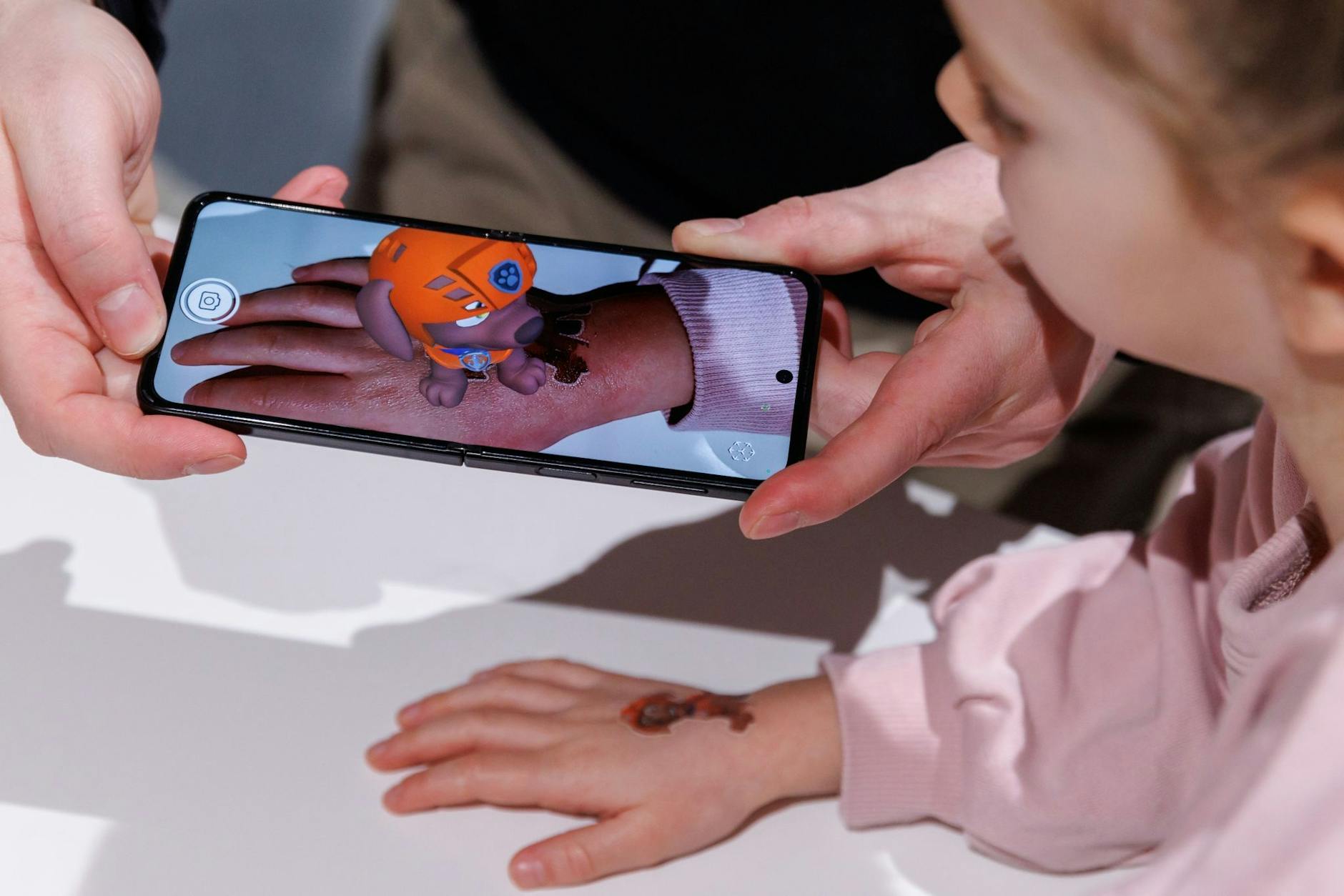 dpatopbilder - Mit Hilfe von Augmented Reality wird auf der Spielwarenmesse im Zukunftsmuseum Nürnberg ein Klebetattoo auf der Hand sichtbar.