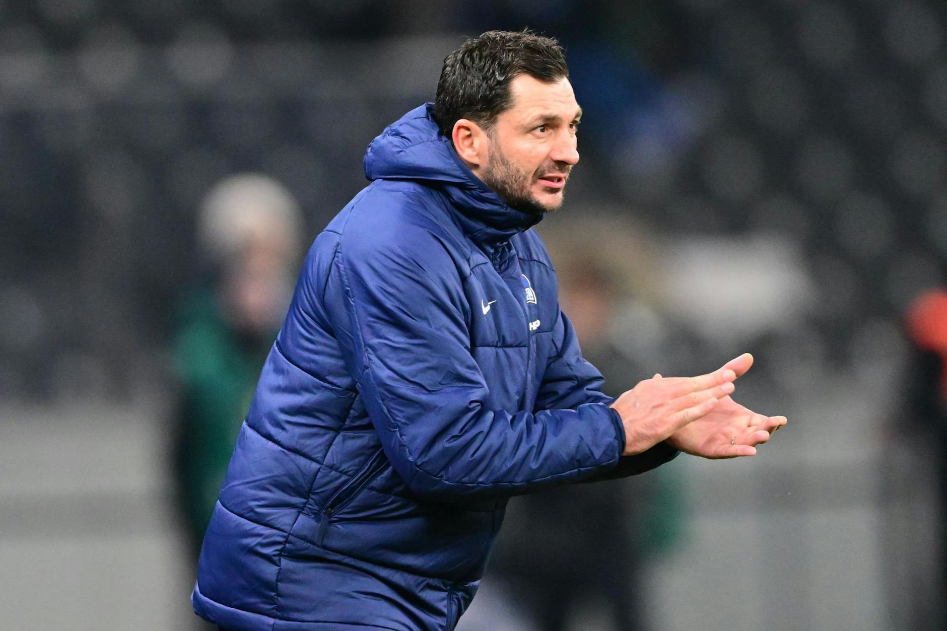 Herthas Cheftrainer Sandro Schwarz feuert seine Spieler an. Das wird im Derby gegen Union auch dringend nötig sein.