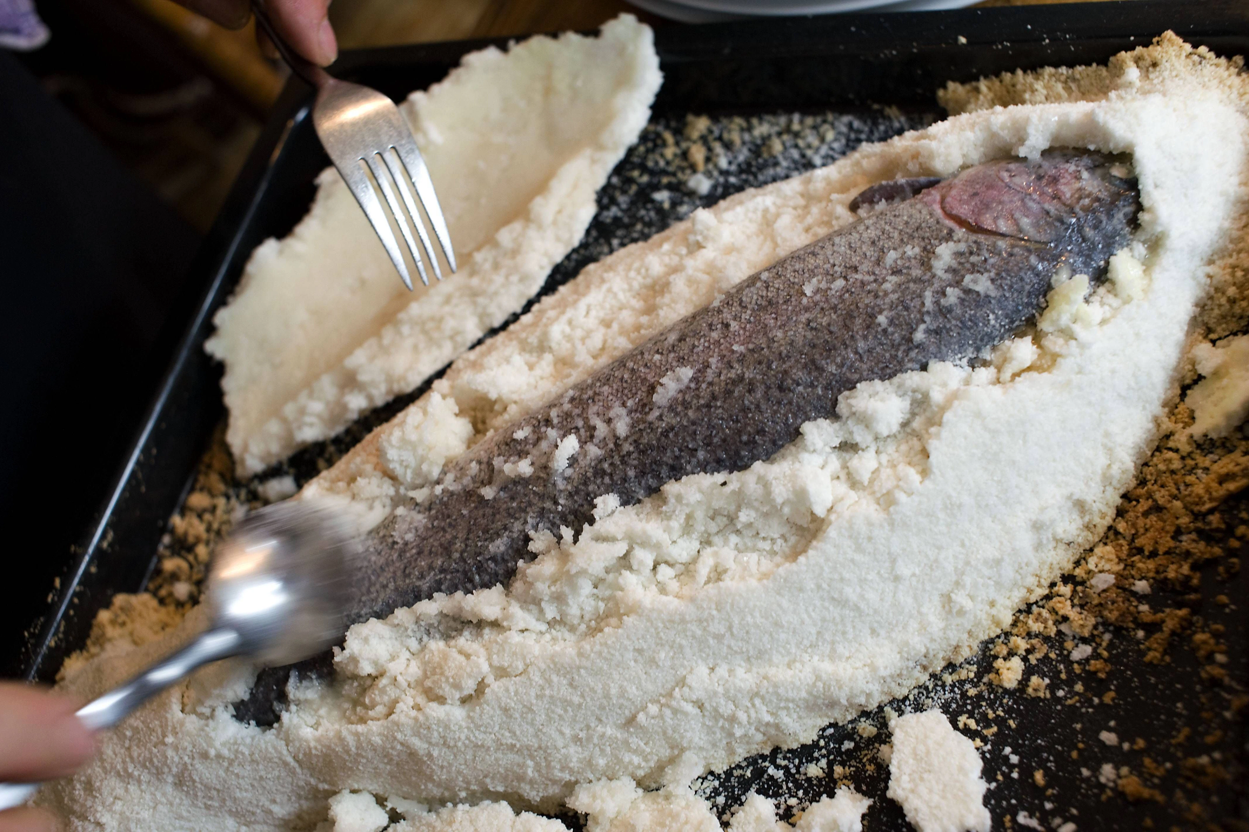 Auch ne wirklich einfache Nummer, die immer gelingt! Fisch in der Salzkruste.