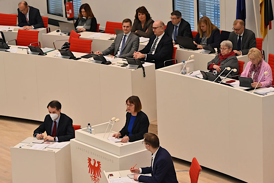 Ministerin für Soziales, Gesundheit, Integration und Verbraucherschutz, Ursula Nonnemacher spricht in der Debatte der Landtagssitzung.  