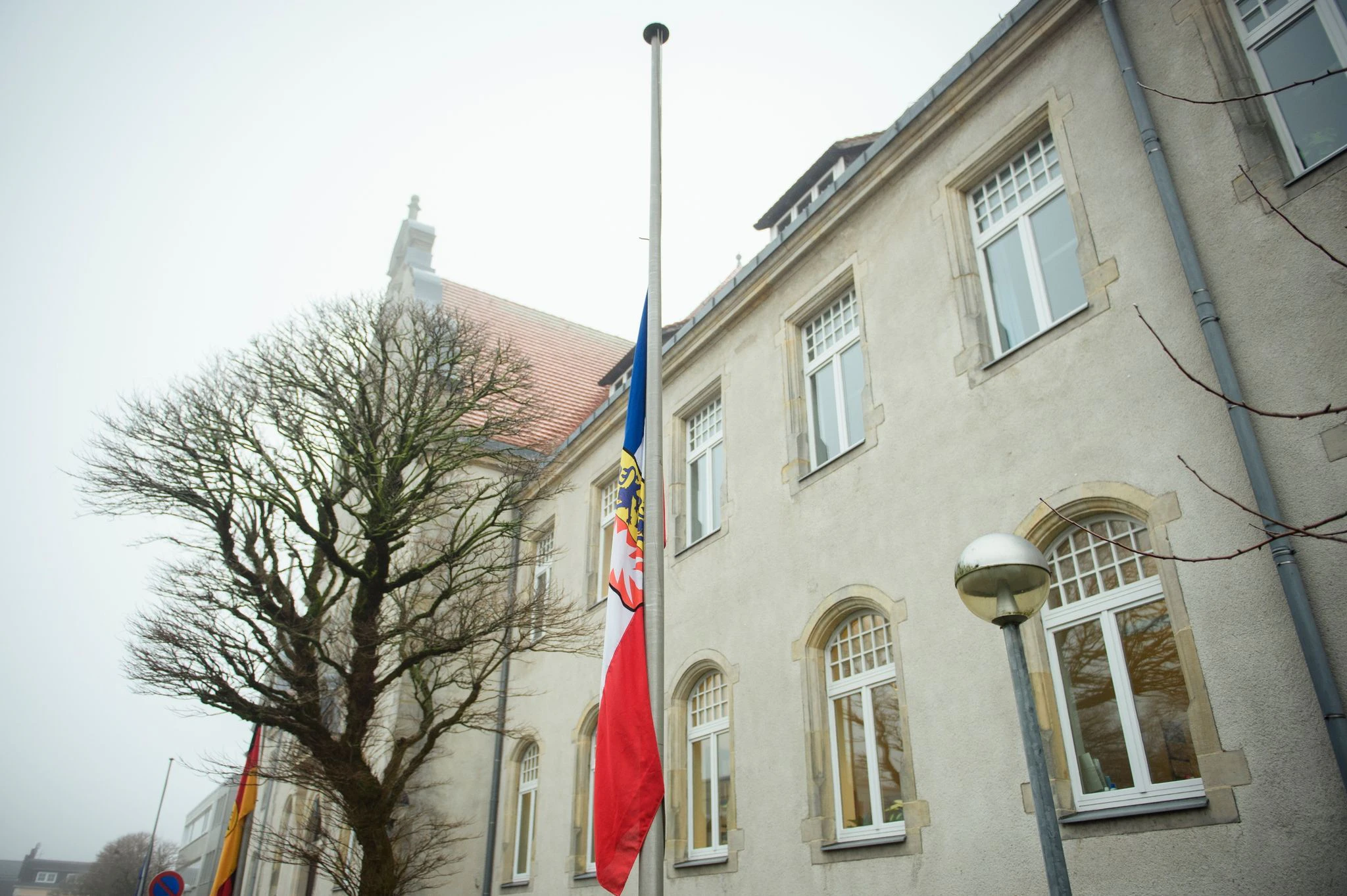 Die Landesflagge Schleswig-Holsteins hängt vor dem Amtsgericht Itzehoe auf halbmast.  
