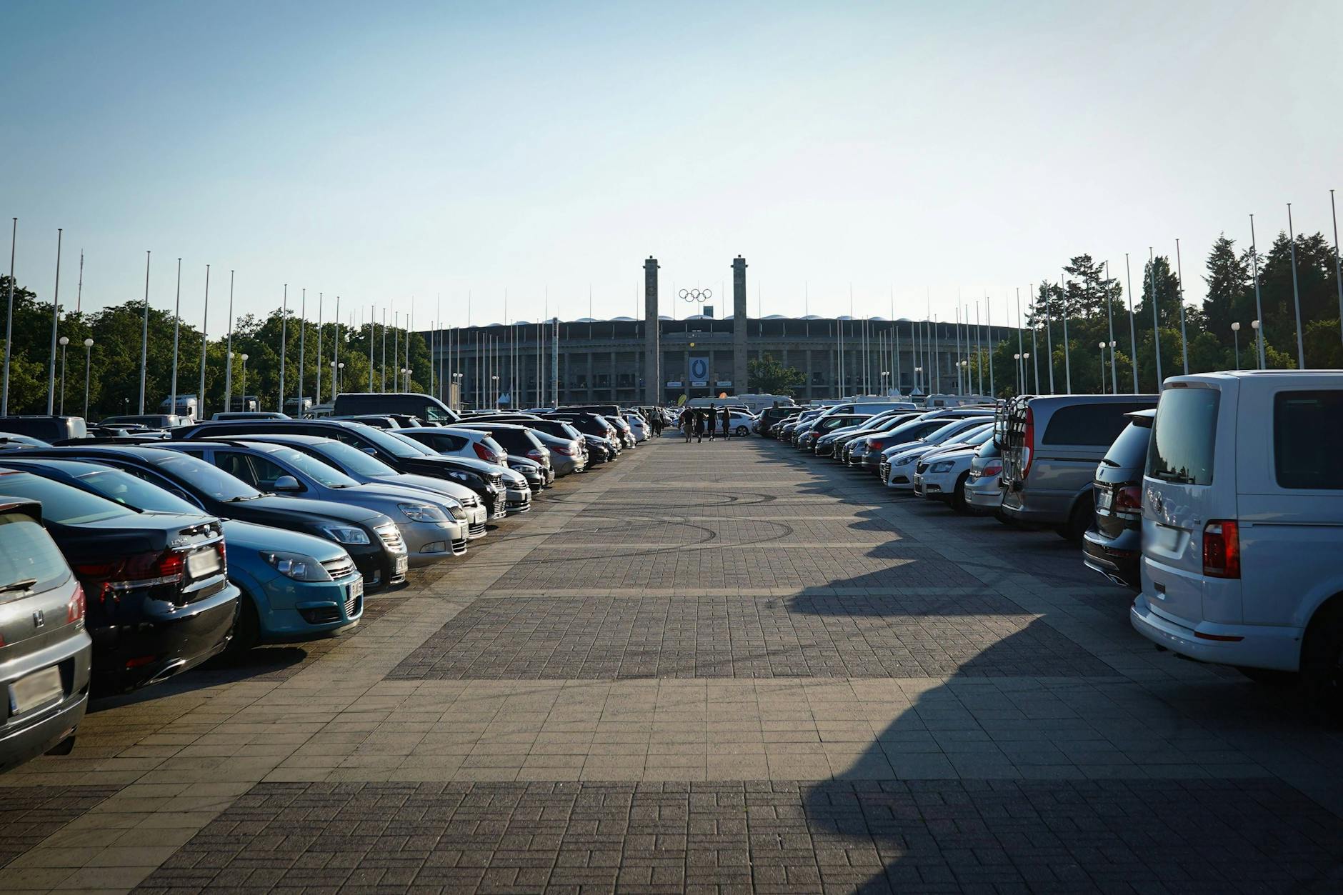 Der kostenfreie Parkplatz vor der Ostkurve des Olympiastadions wird sich am Sonnabend vermutlich schnell füllen.
