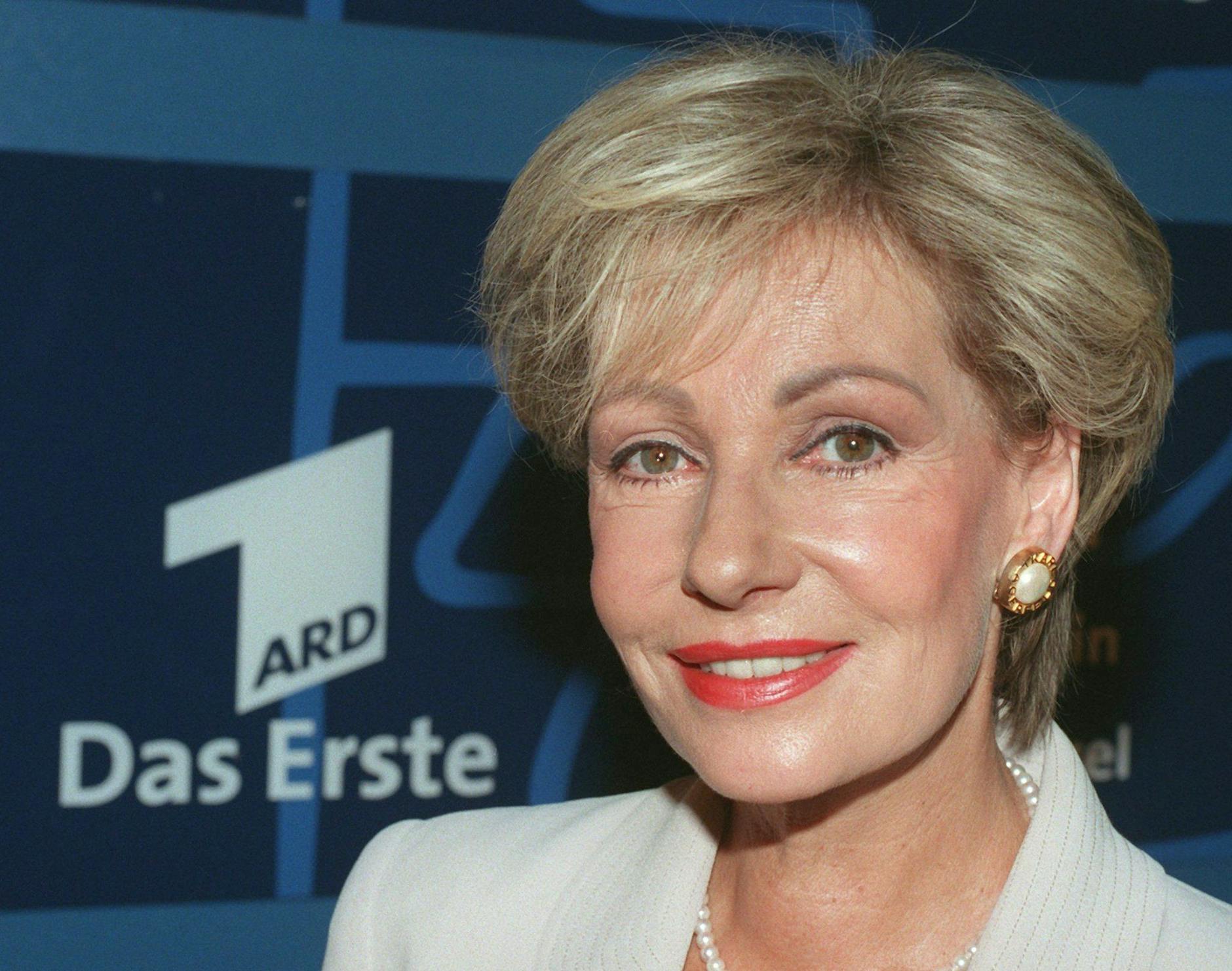 ARCHIV - Die damalige «Tagesschau»-Chefsprecherin Dagmar Berghoff 1997 in Hamburg.