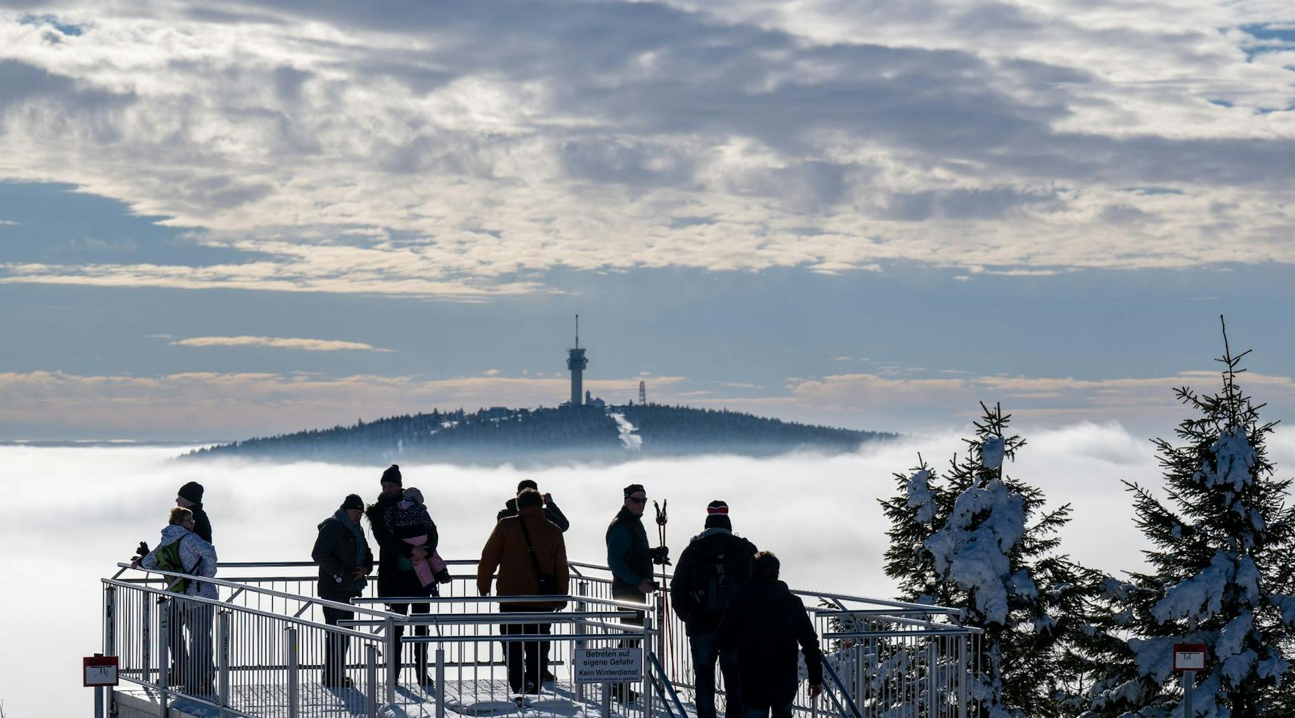Eine sogenannte Inversionswetterlage bescherte den Gästen des Fichtelbergs in Oberwiesenthal auf 1215 Meter Höhe blauen Himmel und Sonnenschein, während sich das Tal mit Wolken füllt. Freier Blick auf den 1243 Meter hohen Keilberg auf tschechischer Seite.