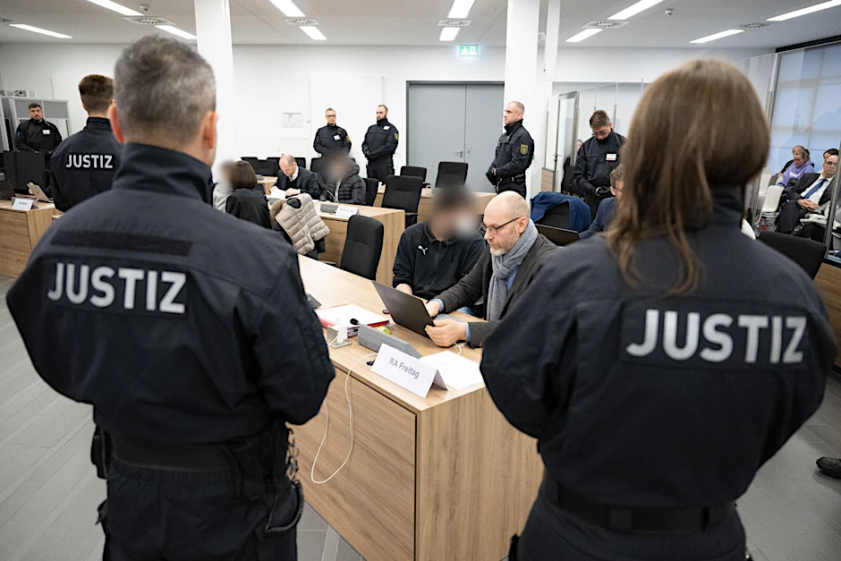 Die Angeklagten im Prozess um den Juwelenraub im Grünen Gewölbe sitzen im Verhandlungssaal im Landgericht neben den Anwälten auf ihren Plätzen.  rchivbild