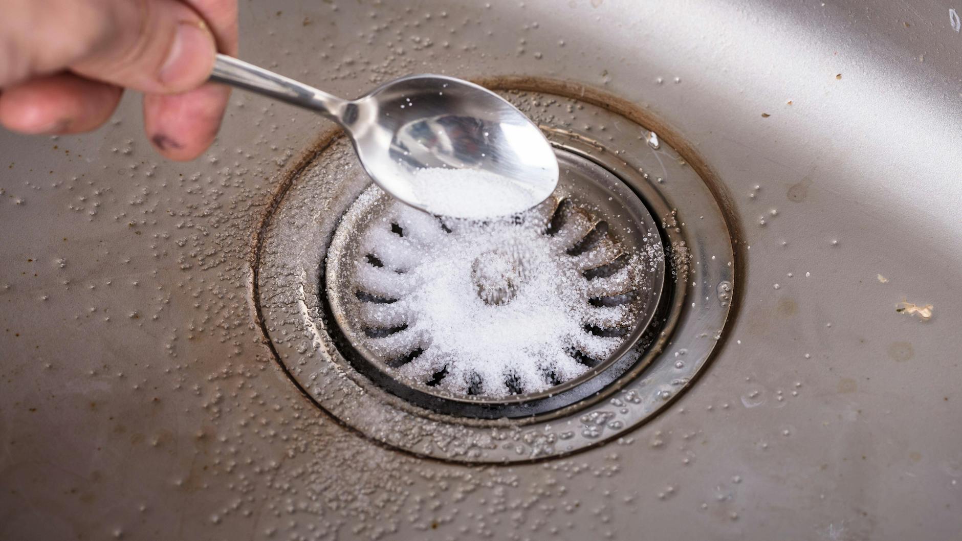 Einen verstopften Abfluss kann man mit Backpulver ganz einfach wieder freikriegen.