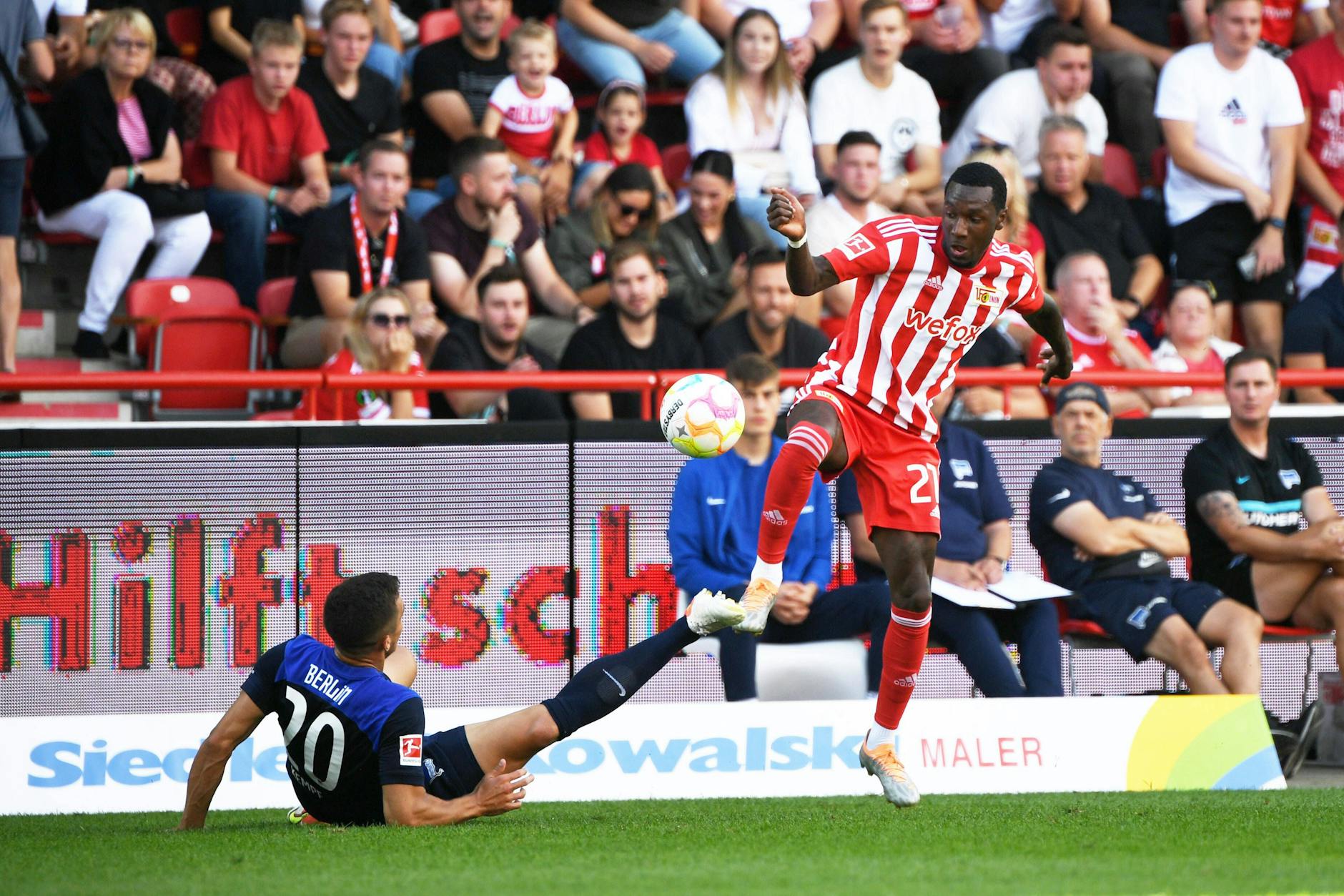 Union Berlin um Sheraldo Becker (r.) ist im Derby gegen Hertha BSC um Marc Oliver Kempf der Favorit.
