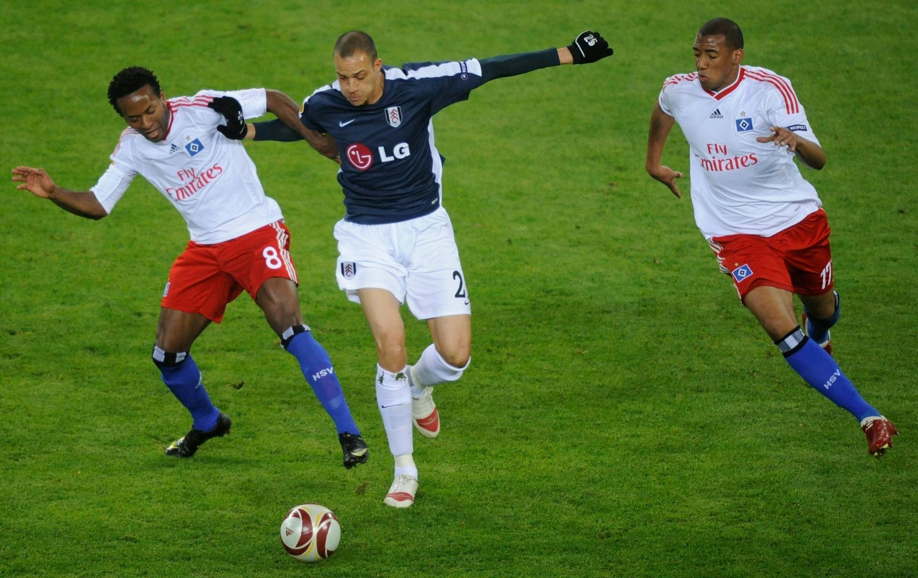 ARCHIV - Bald wie in alten Zeiten? Jérôme Boateng (r.) will eine Rückkehr ins HSV-Trikot nicht ausschließen.