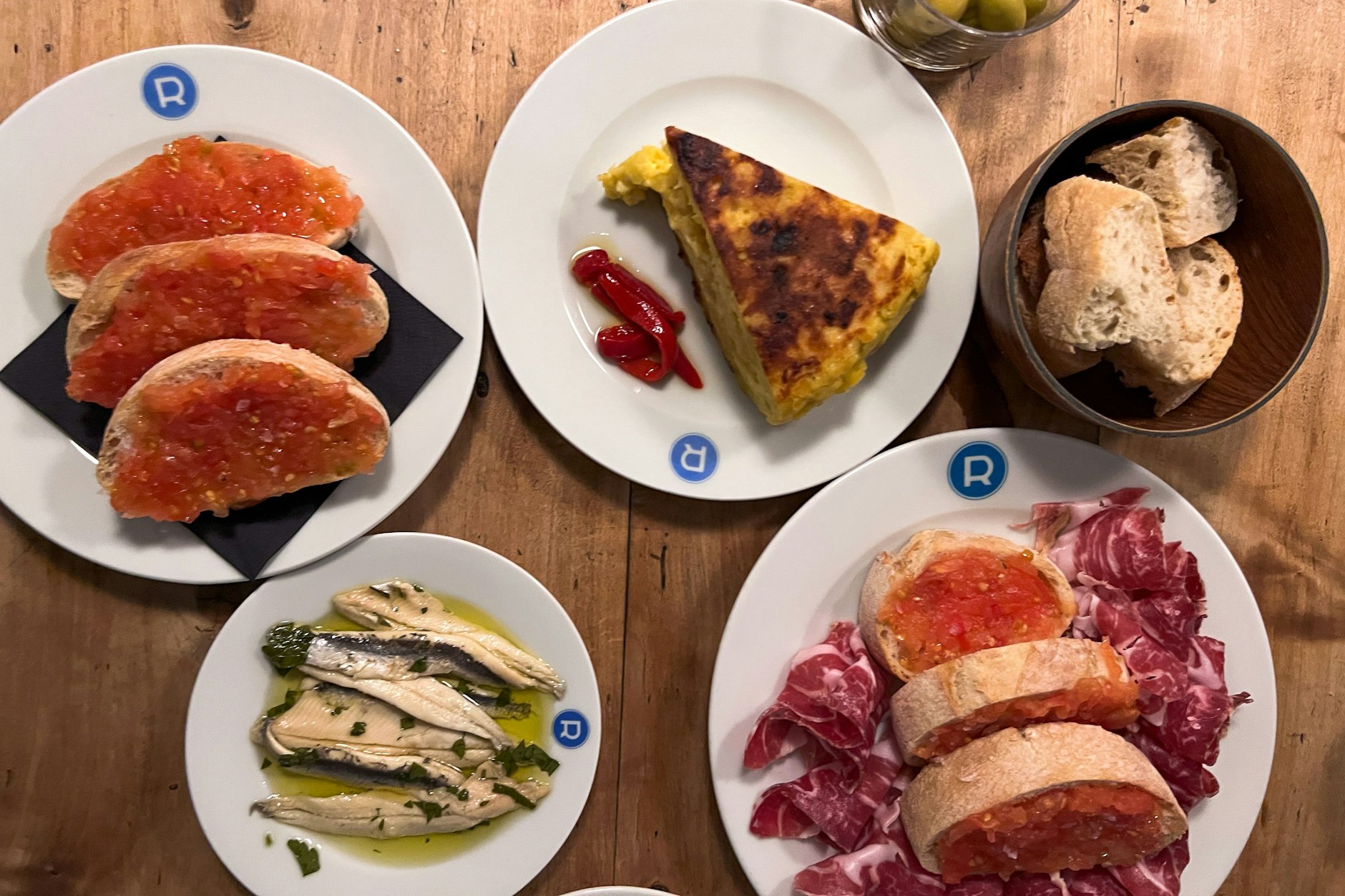 Bar Raval in Kreuzberg: Hier kommen Klassiker wie Tortilla oder Boqurones en vinagre auf den Tisch.