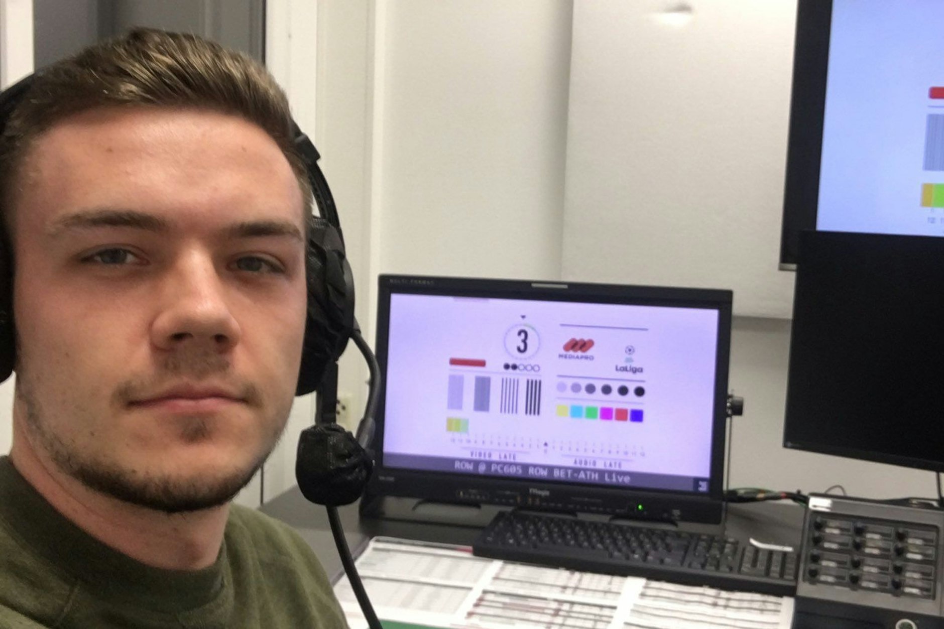 Der DAZN-Fußballkommentator Christian Scherpe bei der Arbeit