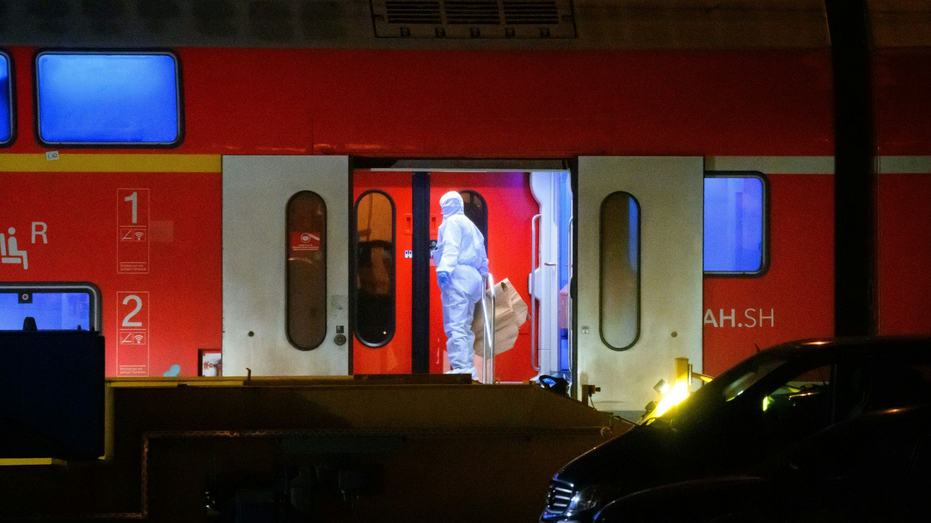 Brokstedt in Schleswig-Holstein: Ermittler sammeln Spuren im Regionalzug.