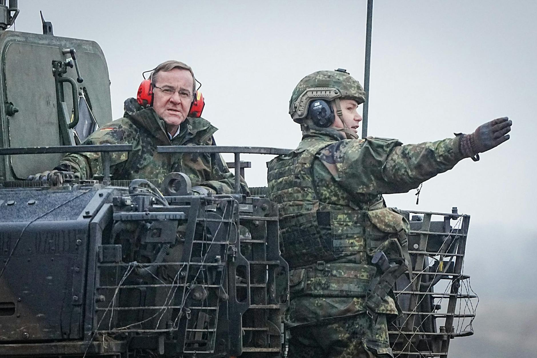 Verteidigungsminister Boris Pistorius (l.) auf dem Truppenübungsplatz Altengrabow in einem Puma-Schützenpanzer. 