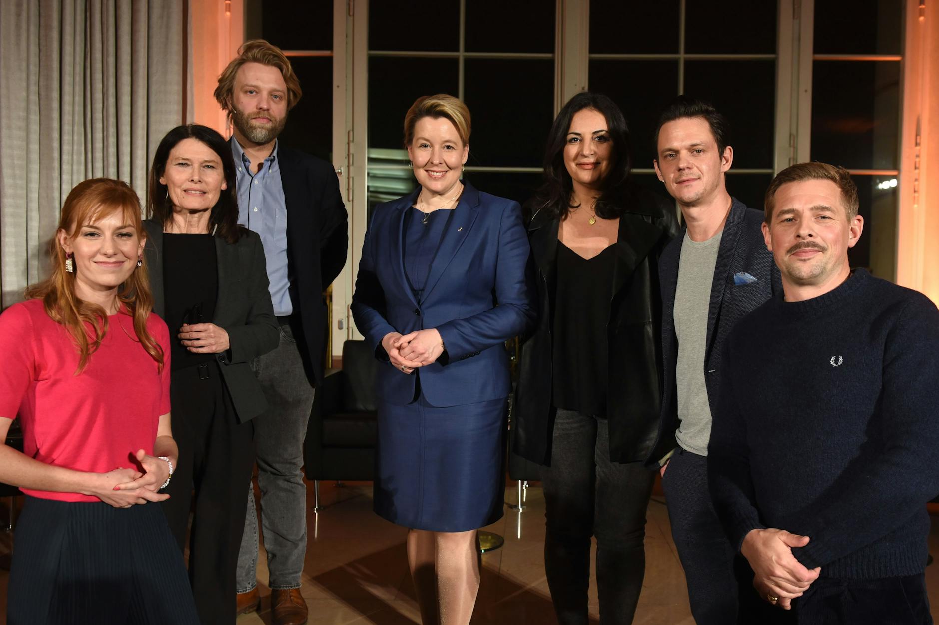 Die Diskutanten: Eva Schulz, Cordula Heckmann, Moritz Eichhorn, Franziska Giffey, Düzen Tekkal, Jo Schück, Klaas Heufer-Umlauf (von links nach rechts).