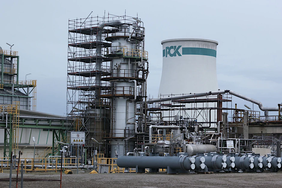 ARCHIV - Ein Turm mit einem «PCK»-Logo ist auf dem Gelände der PCK-Raffinerie zu sehen.  