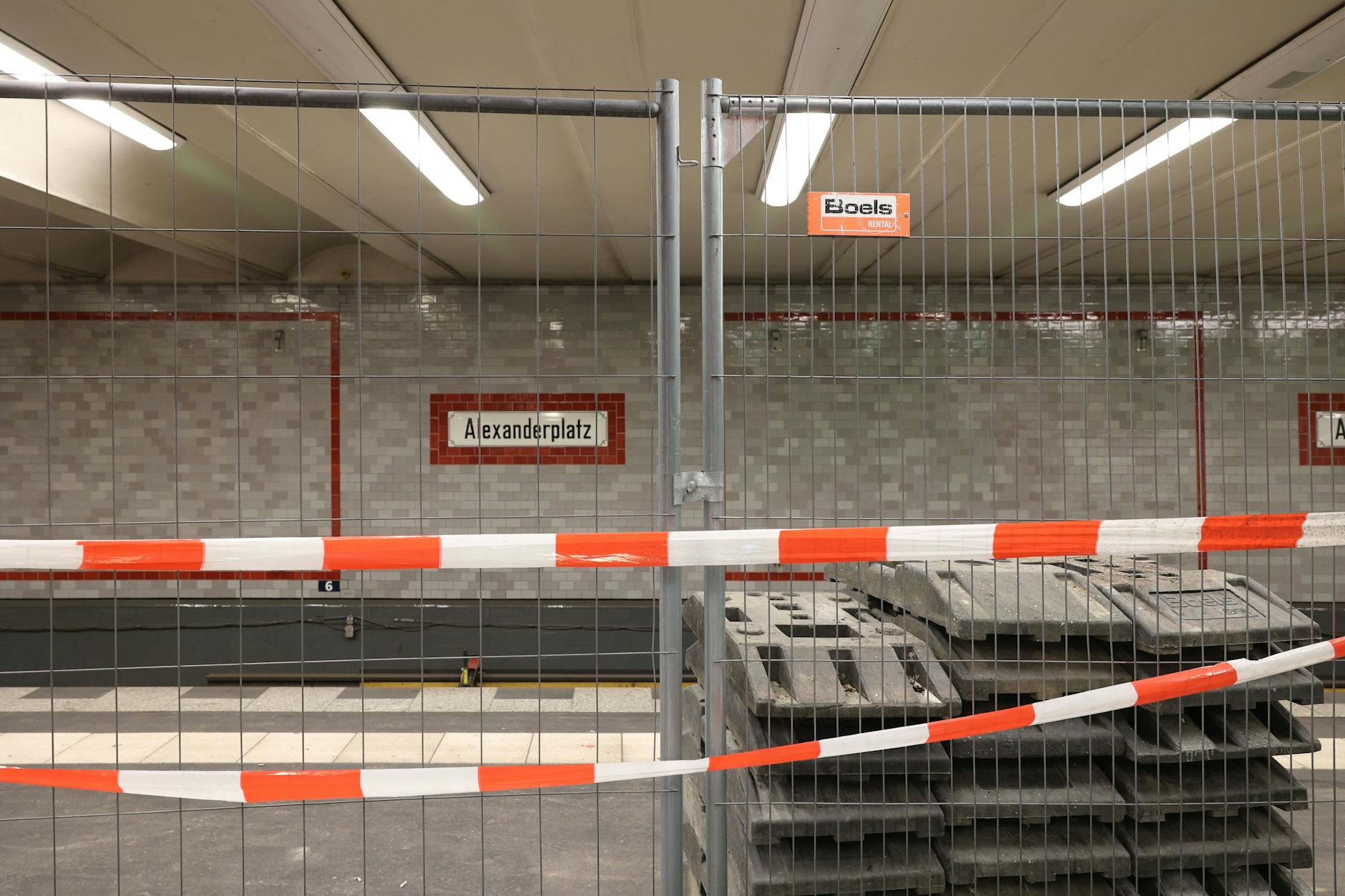 In der Station der U2 unter dem Alexanderplatz: Bauzäune und Flatterband sperren das seit dem 7. Oktober 2022 gesperrte Gleis nach Pankow ab. Nur wenige Meter entfernt beginnt die 17 Meter tiefe Baugrube der Covivio.