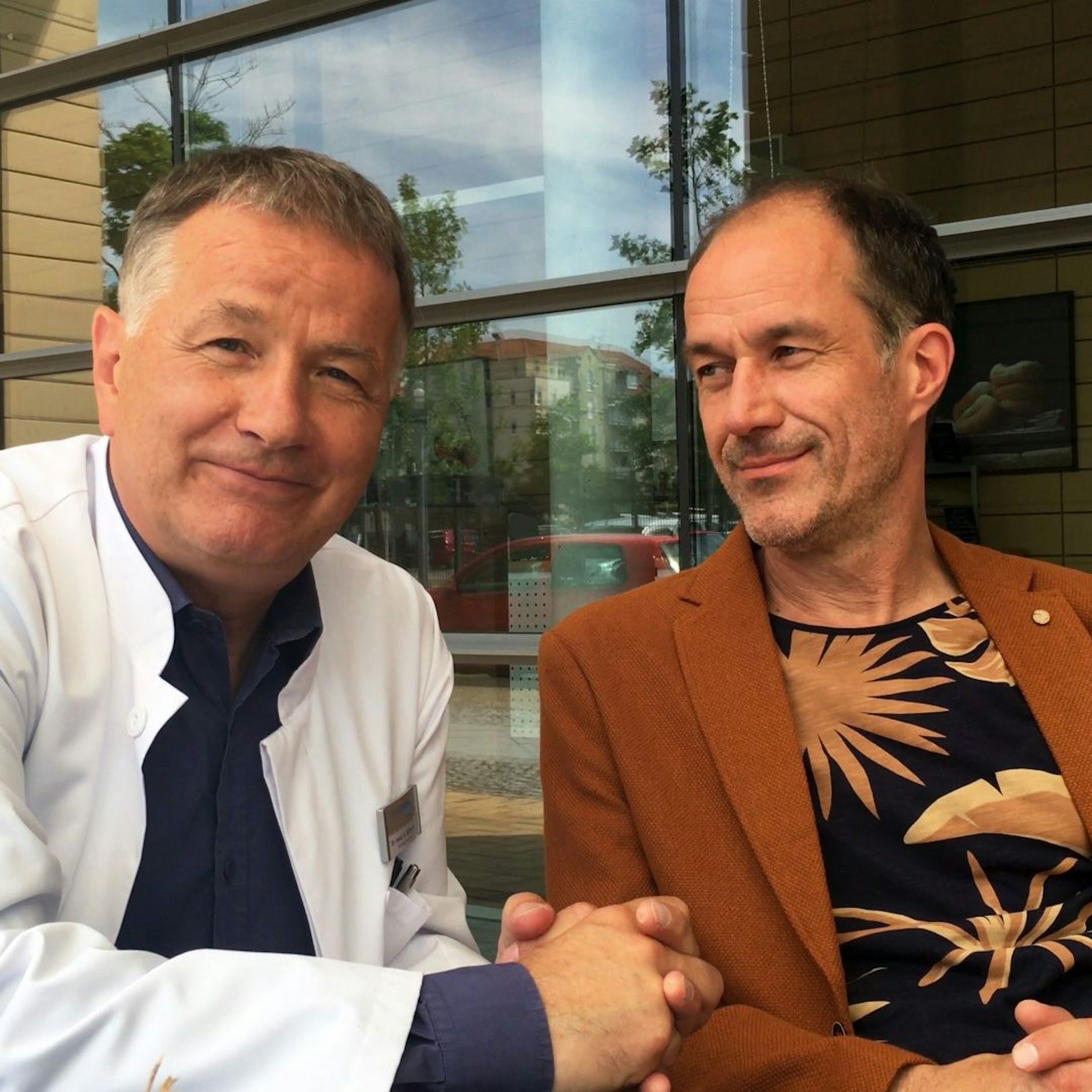 Thomas Rühmann und Holger Daemgen während einer Drehpause: Die beiden Schauspieler sind beste Freunde.